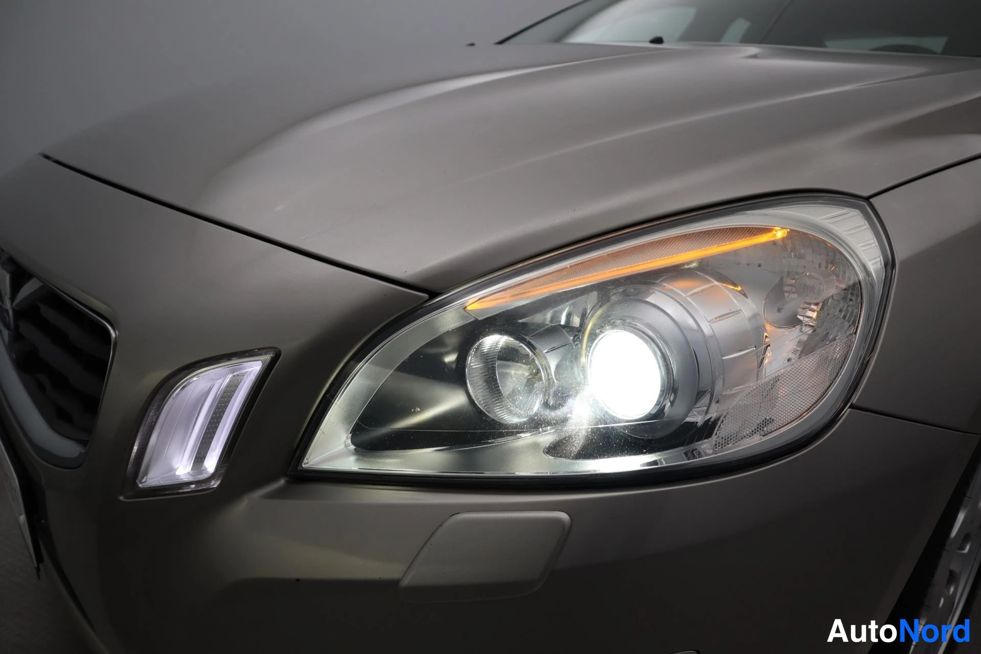 Beige Volvo S60 2012, edestä, kuva 3