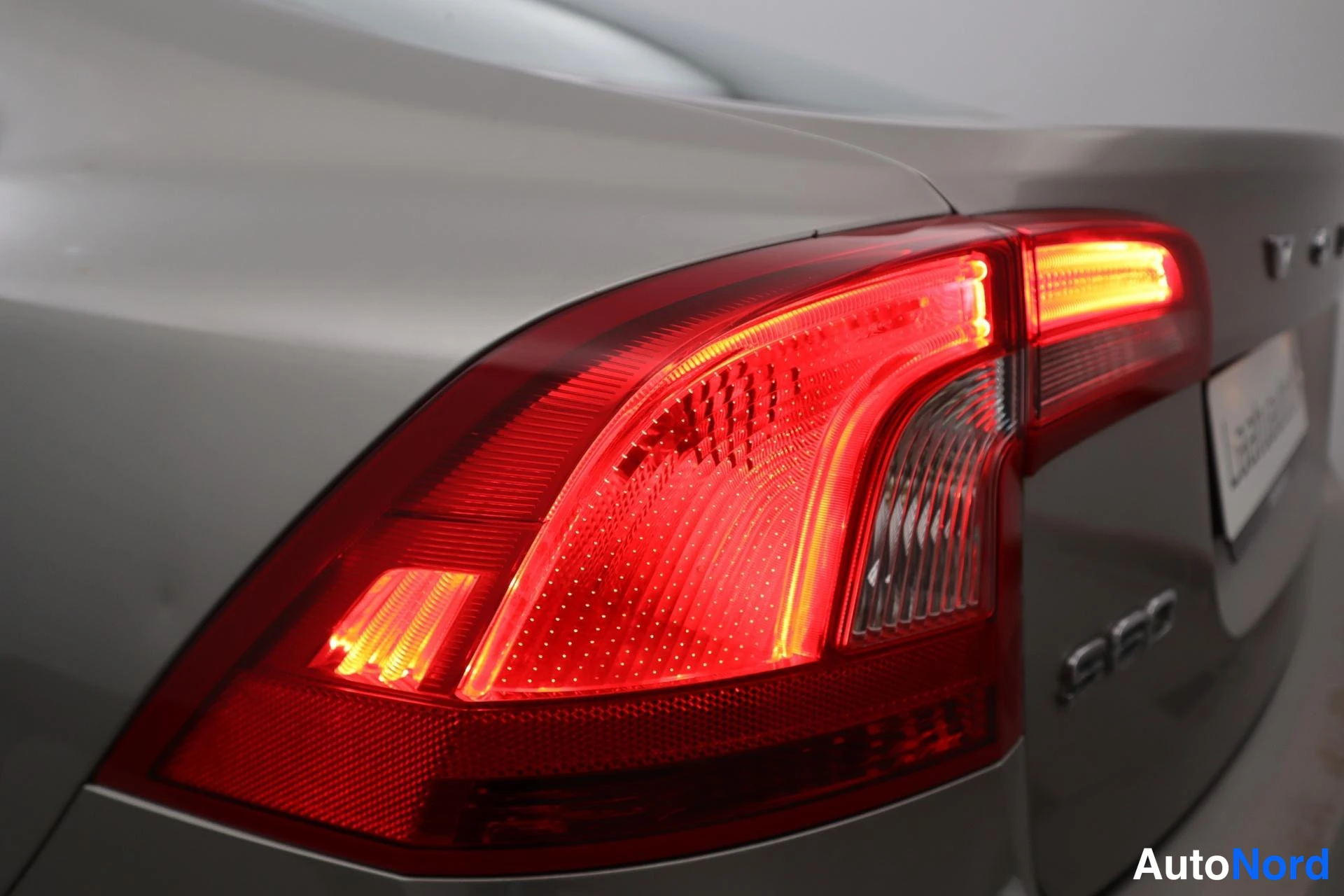 Beige Volvo S60 2012, takaa, kuva 8