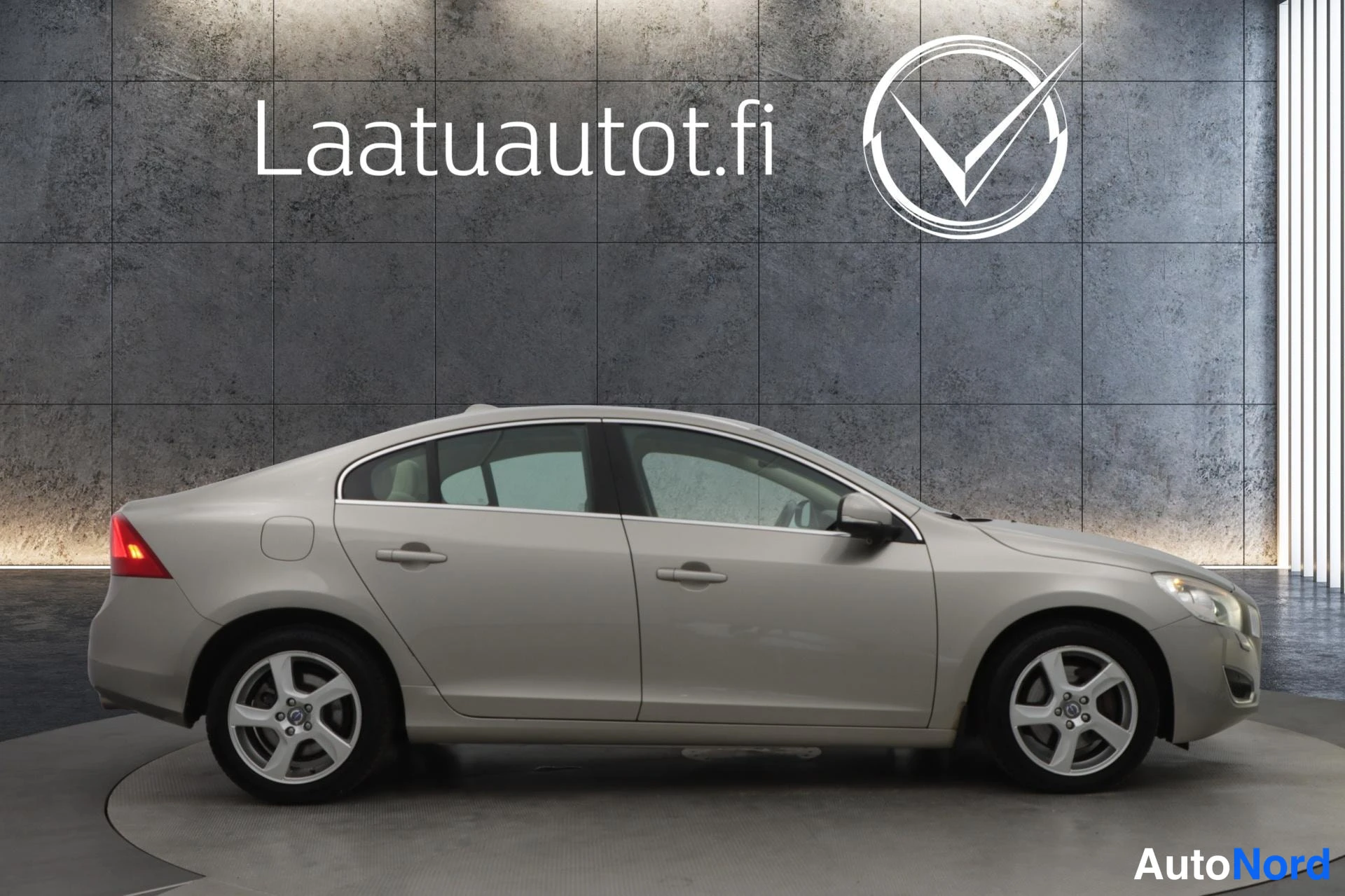 Beige Volvo S60 2012, sivulta, kuva 5