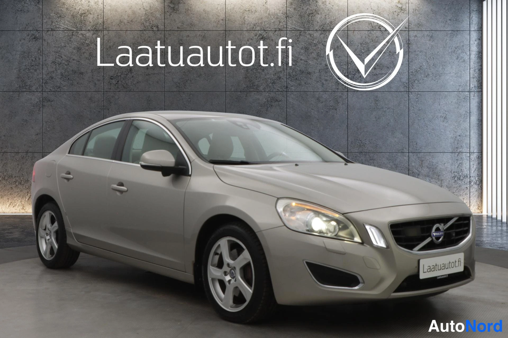 Beige Volvo S60 2012, etuviisto, keula oikealle, kuva 2