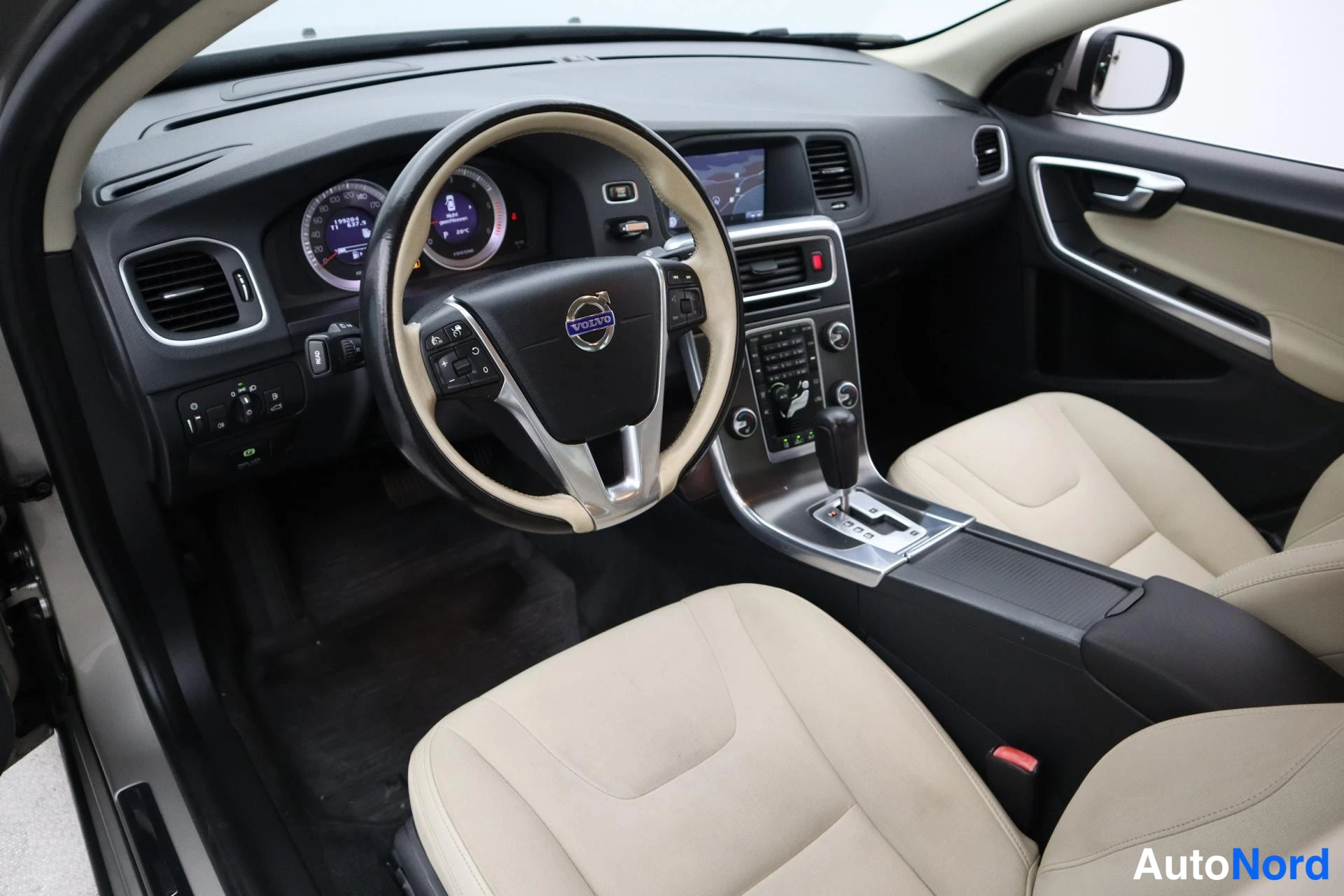 Beige Volvo S60 2012, kuva 11