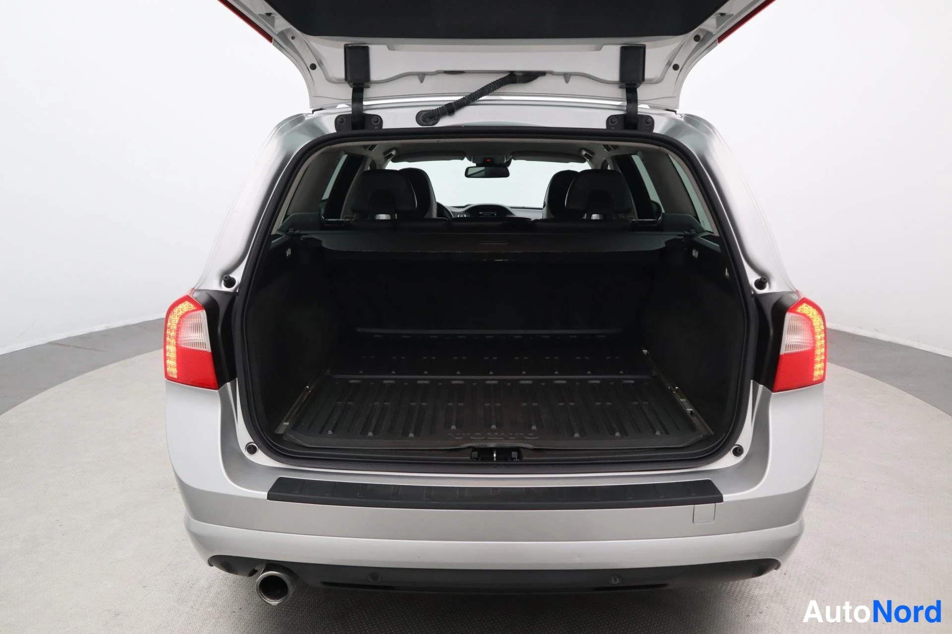 Harmaa Volvo V70 2013, takaa, kuva 8