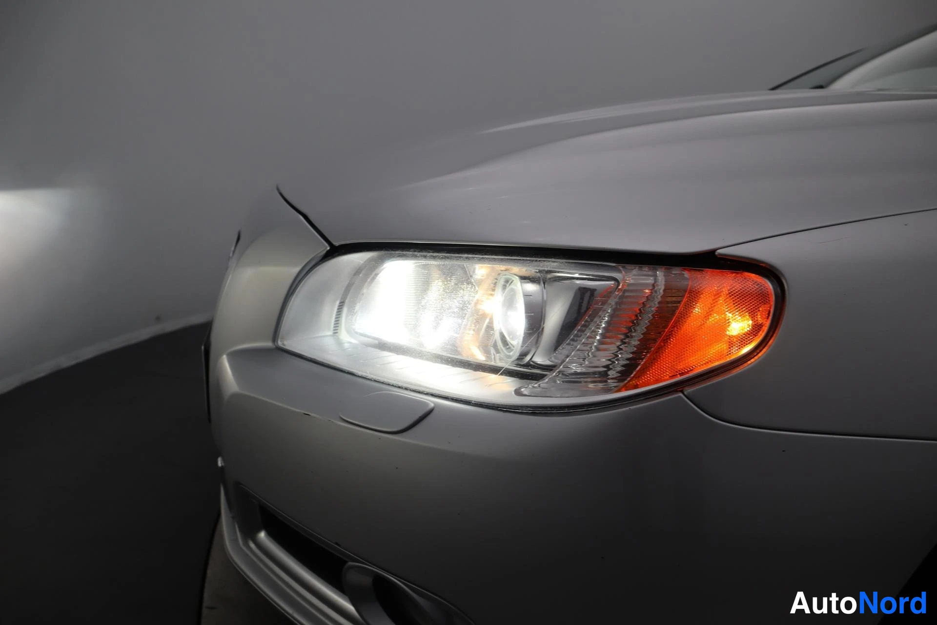 Harmaa Volvo V70 2013, edestä, kuva 4