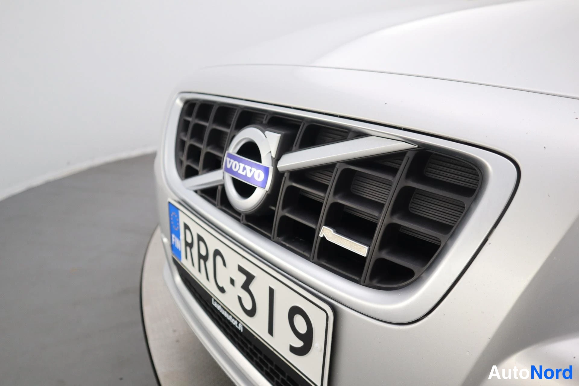Harmaa Volvo V70 2013, edestä, kuva 5