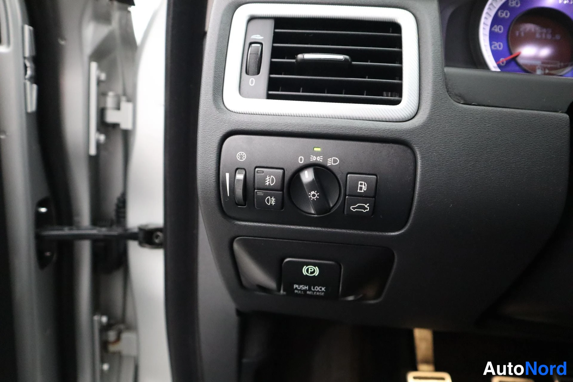 Harmaa Volvo V70 2013, kuva 29