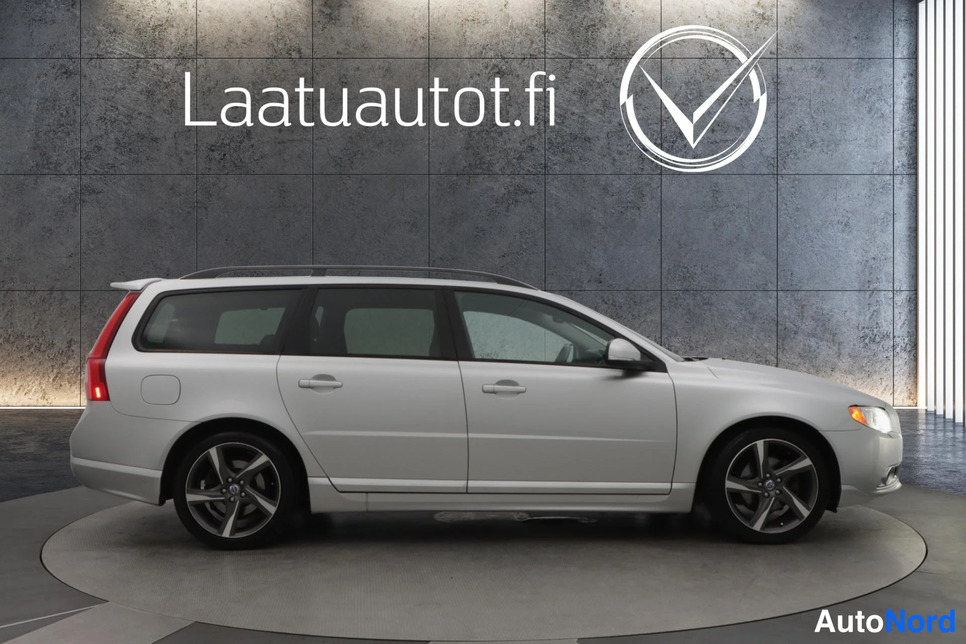 Harmaa Volvo V70 2013, etuviisto, keula oikealle, kuva 3