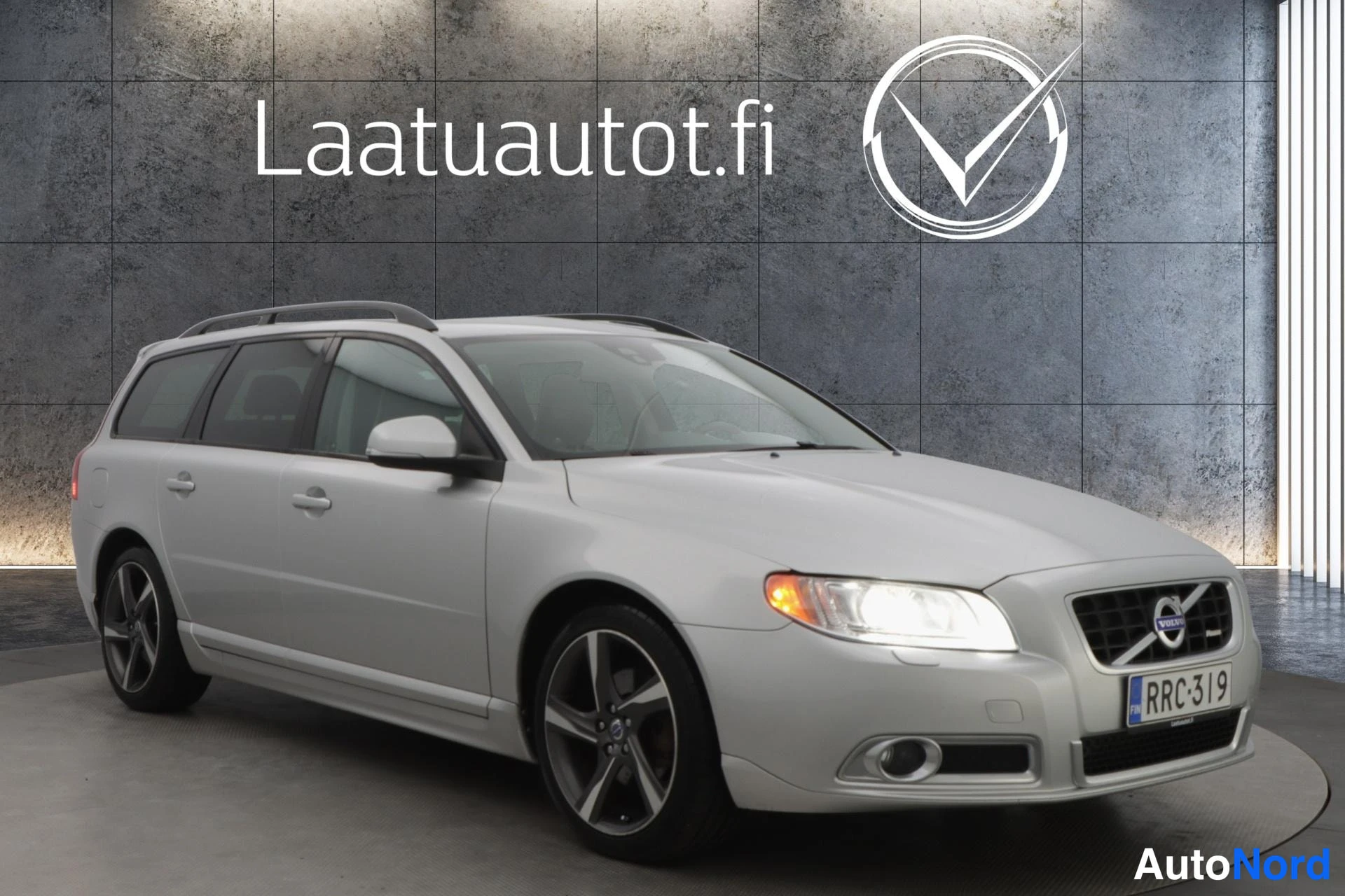 Harmaa Volvo V70 2013, etuviisto, keula oikealle, kuva 2