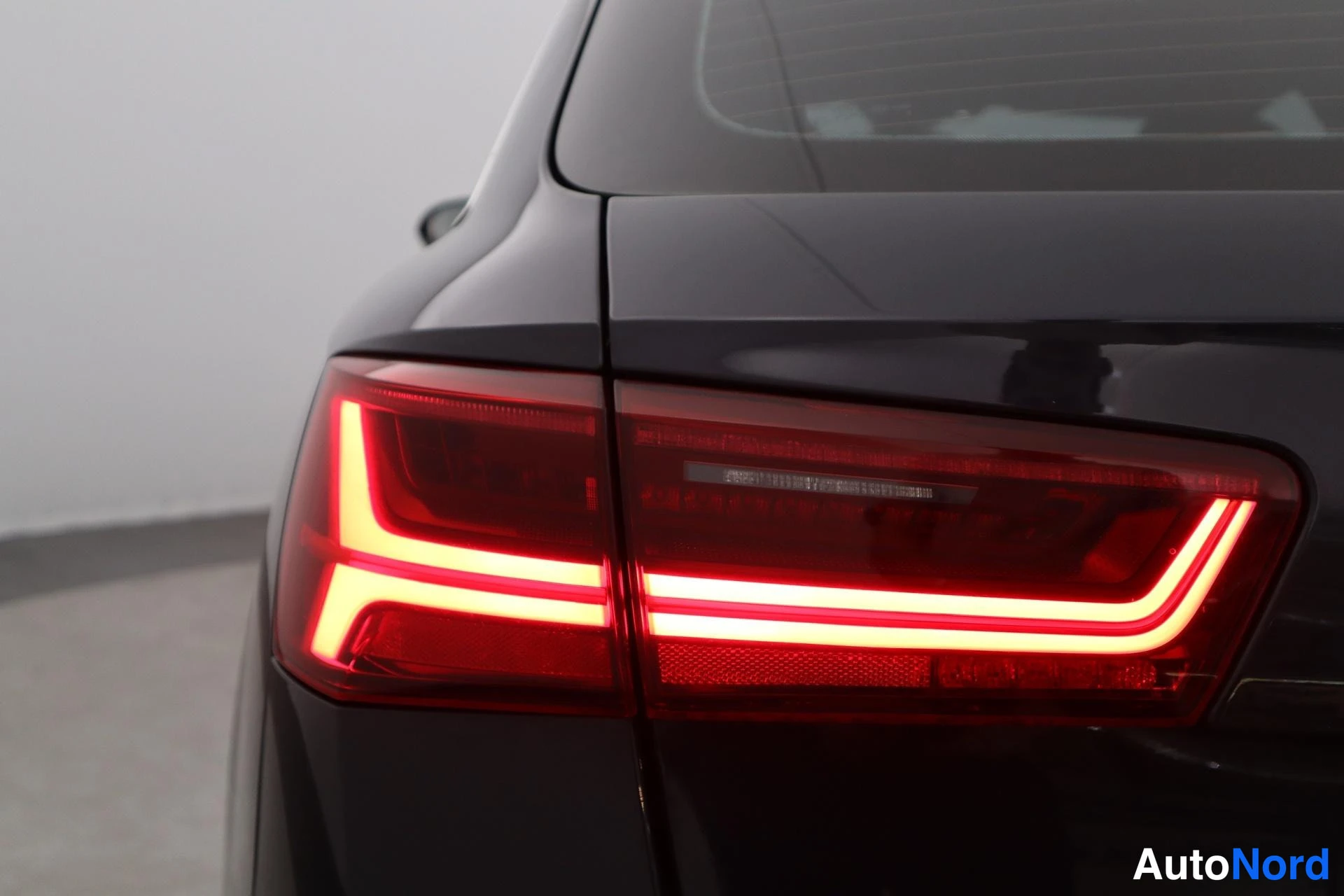 Sininen Audi A6 2015, takaa, kuva 2