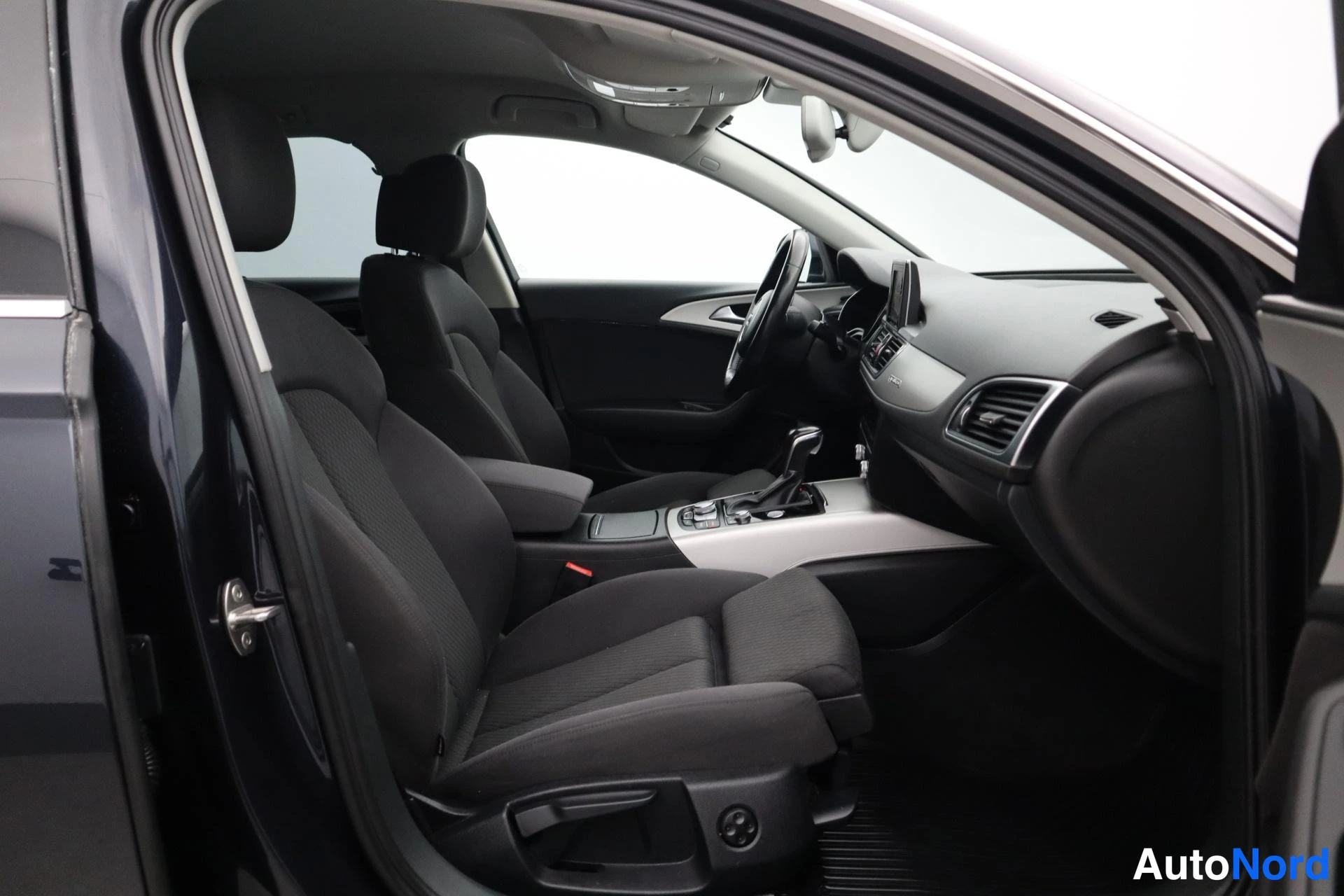 Sininen Audi A6 2015, kuva 6