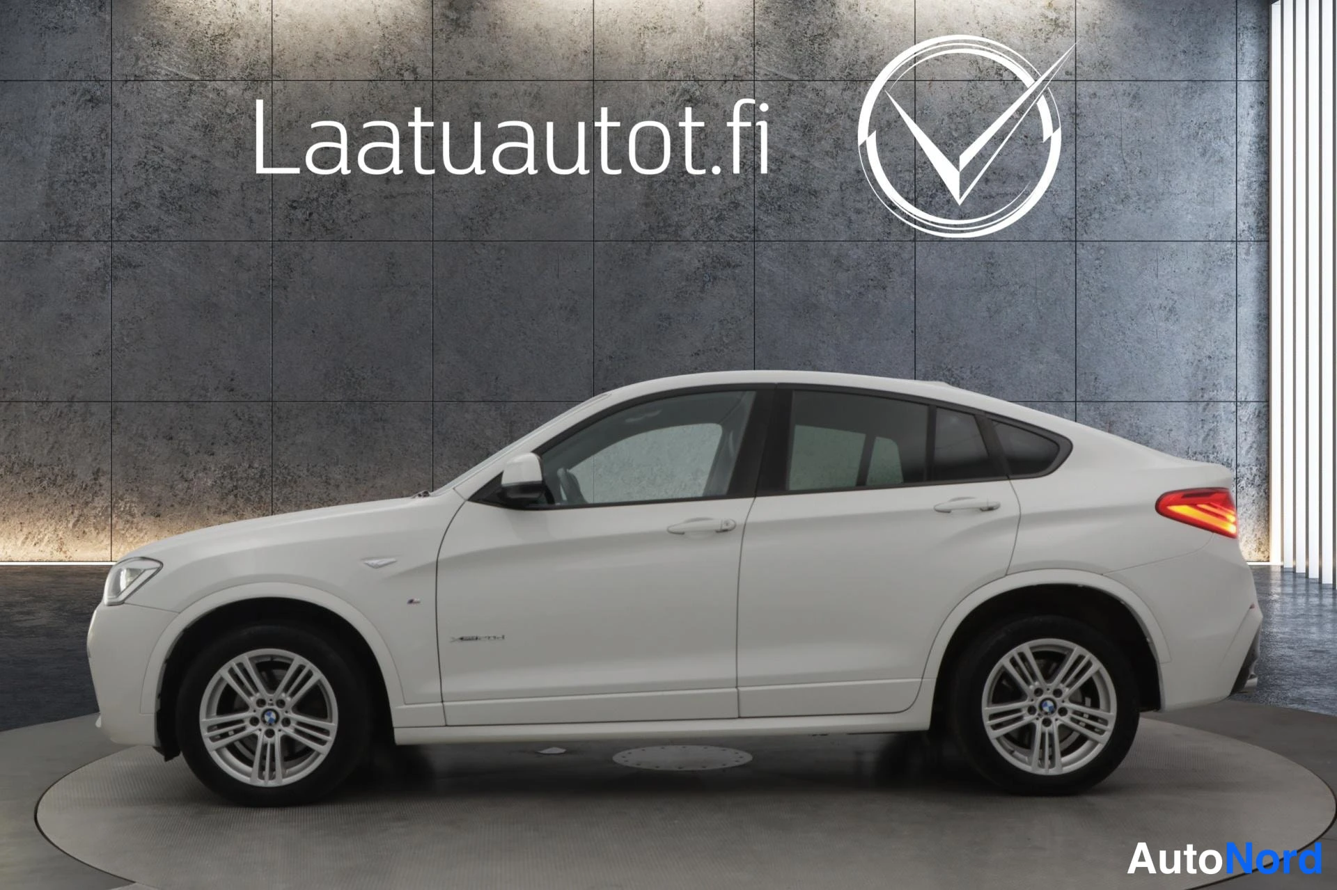 Valkoinen BMW X4 2014, etuviisto, keula vasemmalle, kuva 2