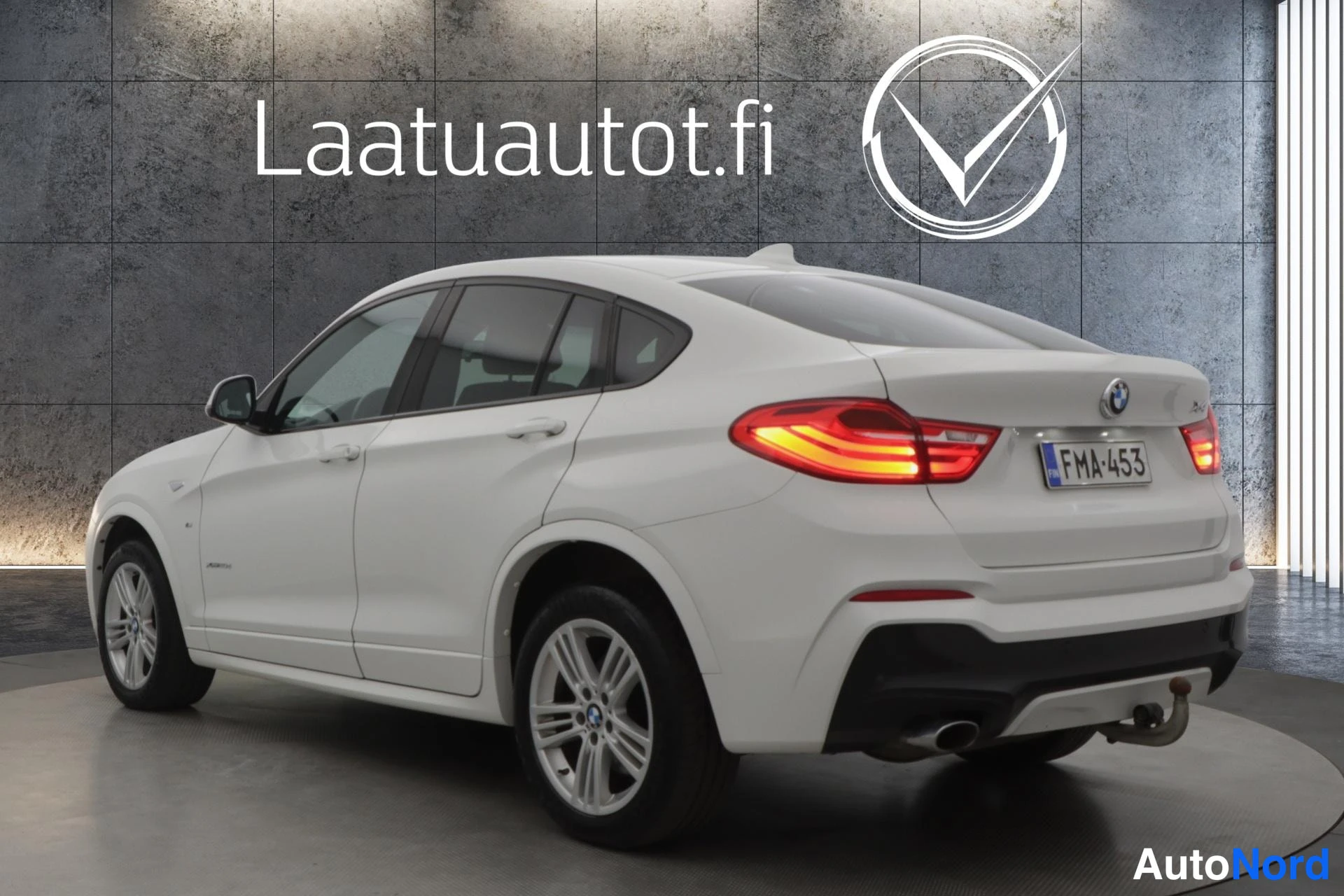 Valkoinen BMW X4 2014, takaviisto, kuva 5