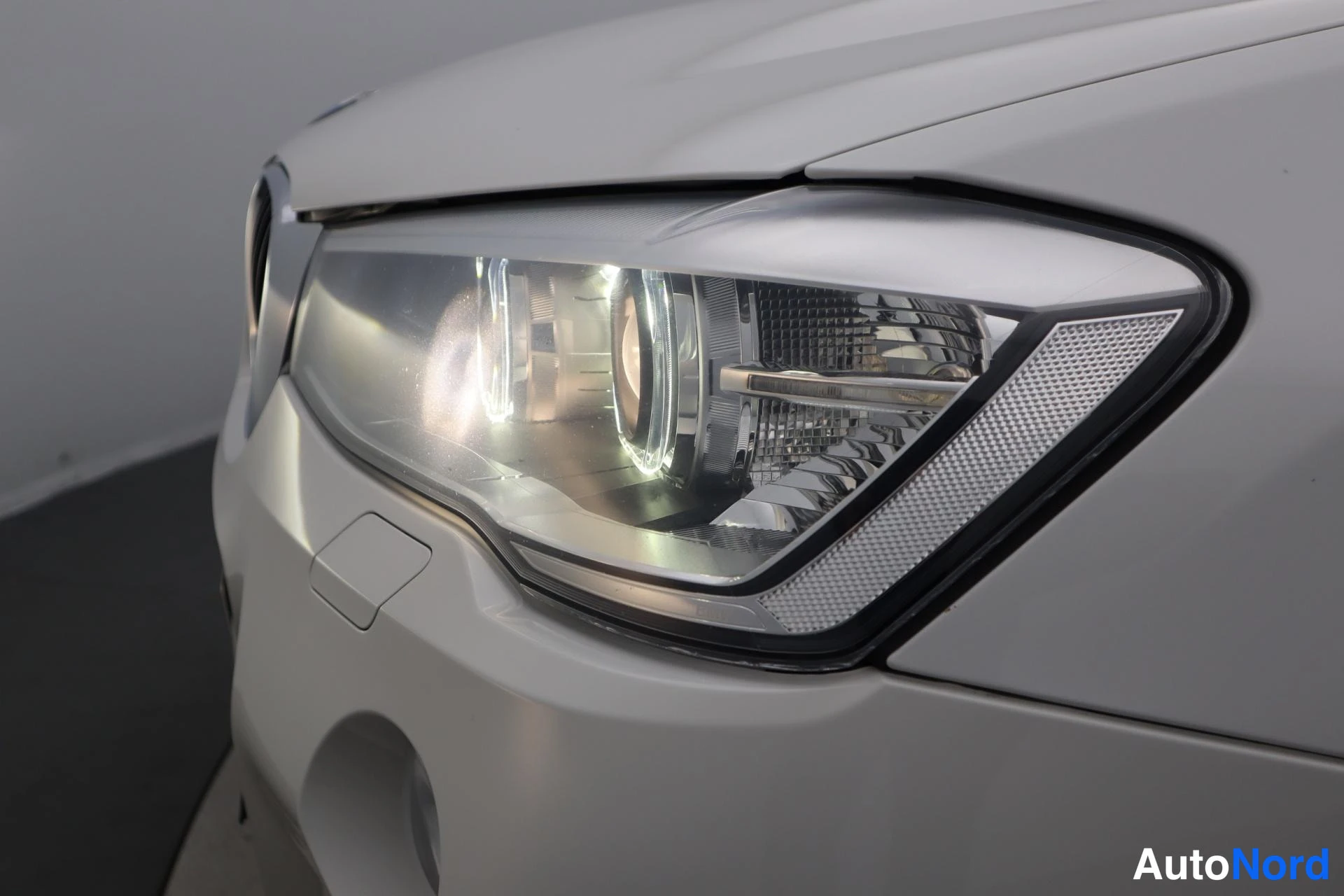 Valkoinen BMW X4 2014, edestä, kuva 4