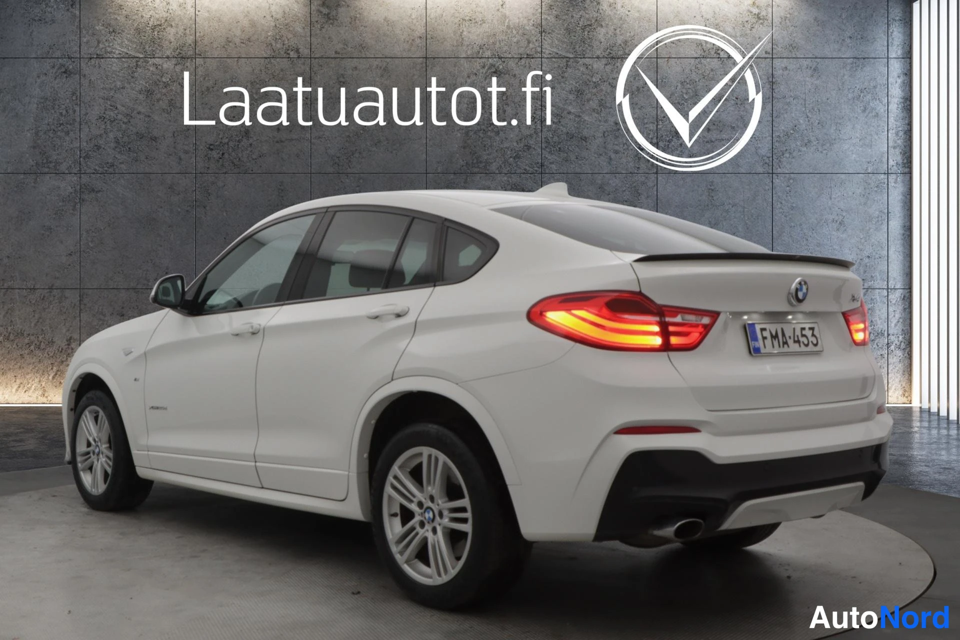 Valkoinen BMW X4 2014, takaviisto, kuva 6