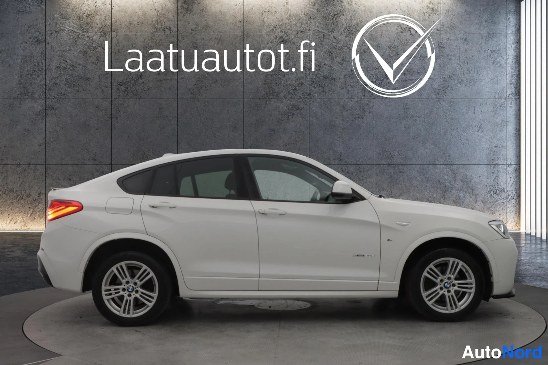 Valkoinen BMW X4 2014, etuviisto, keula oikealle, kuva 3