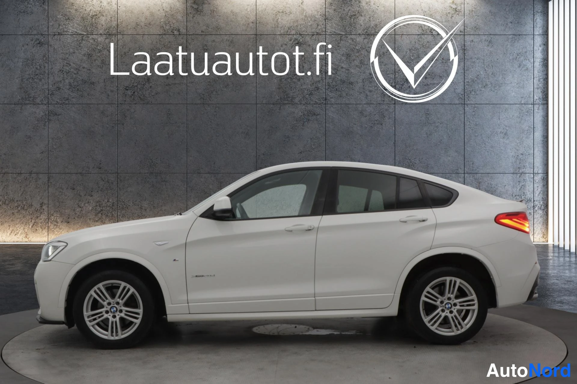 Valkoinen BMW X4 2014, sivulta, kuva 5
