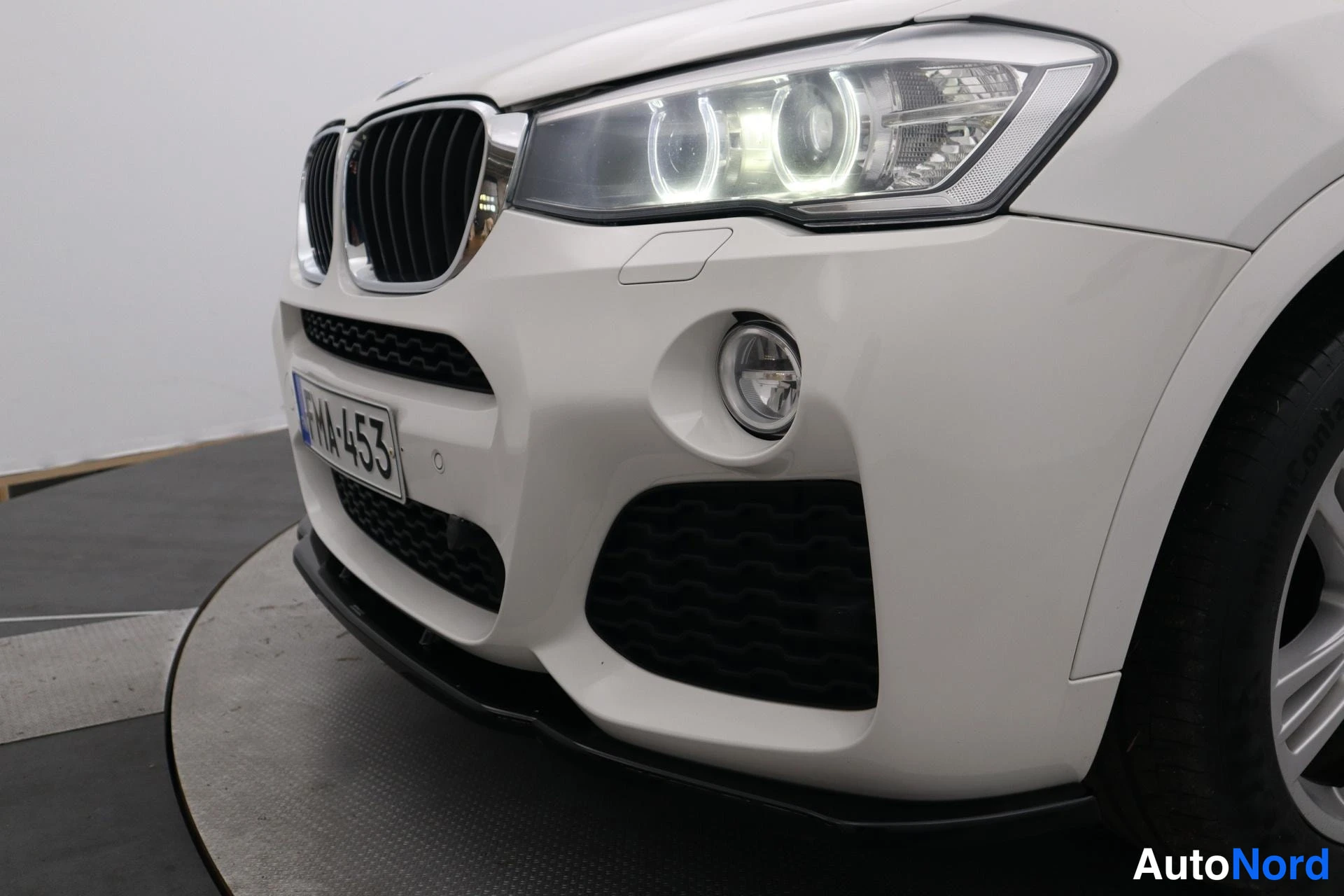Valkoinen BMW X4 2014, edestä, kuva 4
