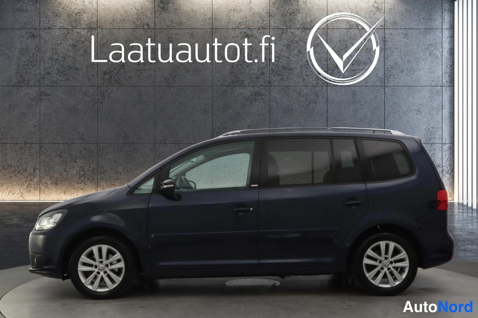 Sininen Volkswagen Touran 2012, etuviisto, keula vasemmalle, kuva 2