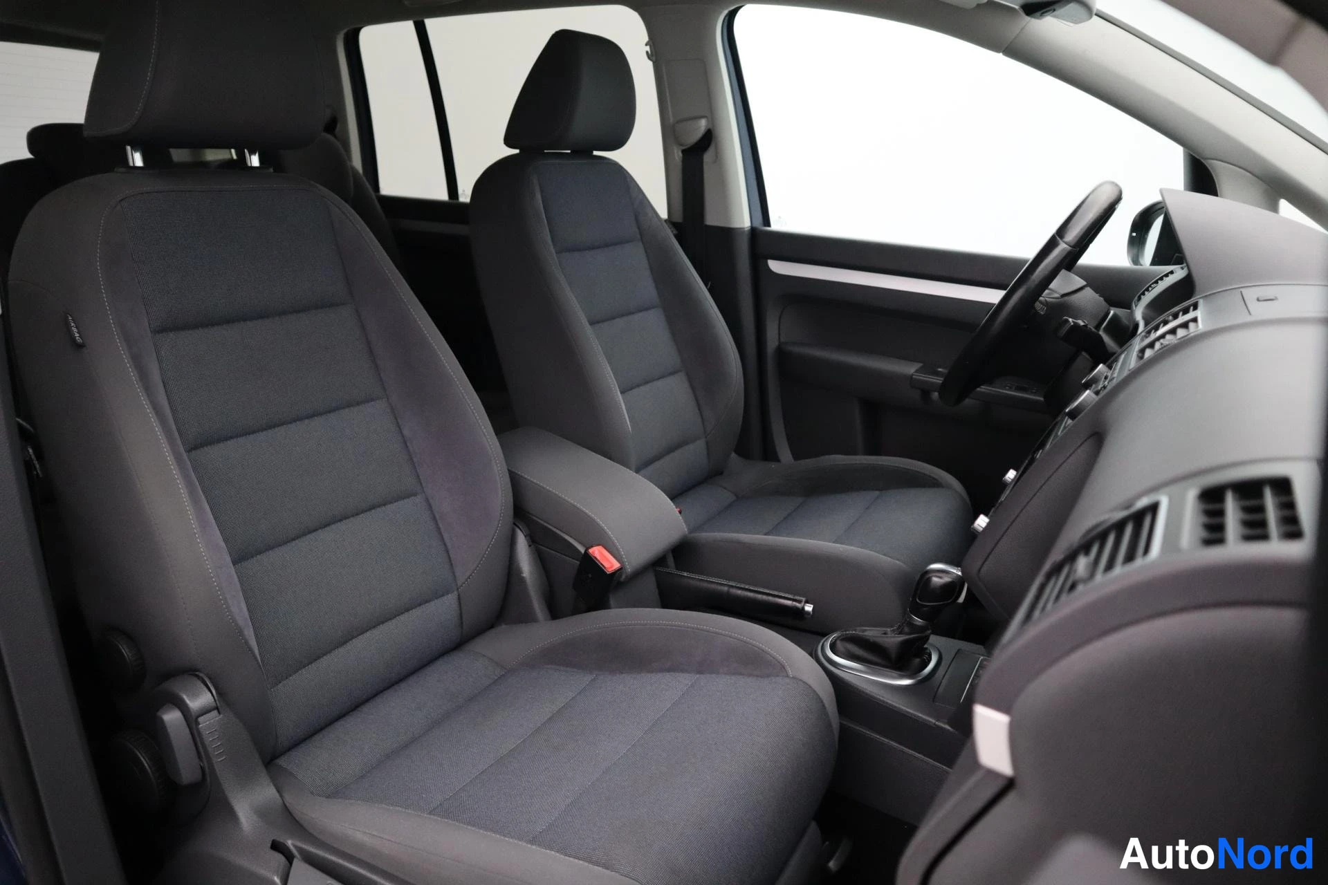 Sininen Volkswagen Touran 2012, kuva 16