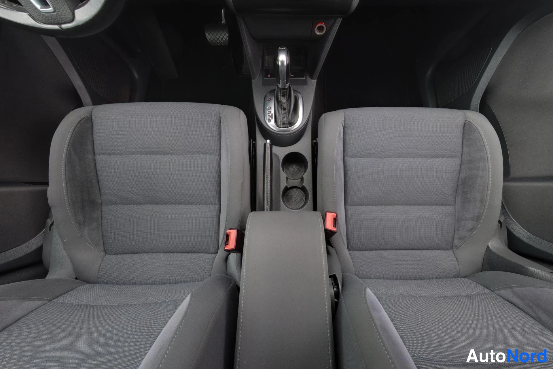 Sininen Volkswagen Touran 2012, kuva 17