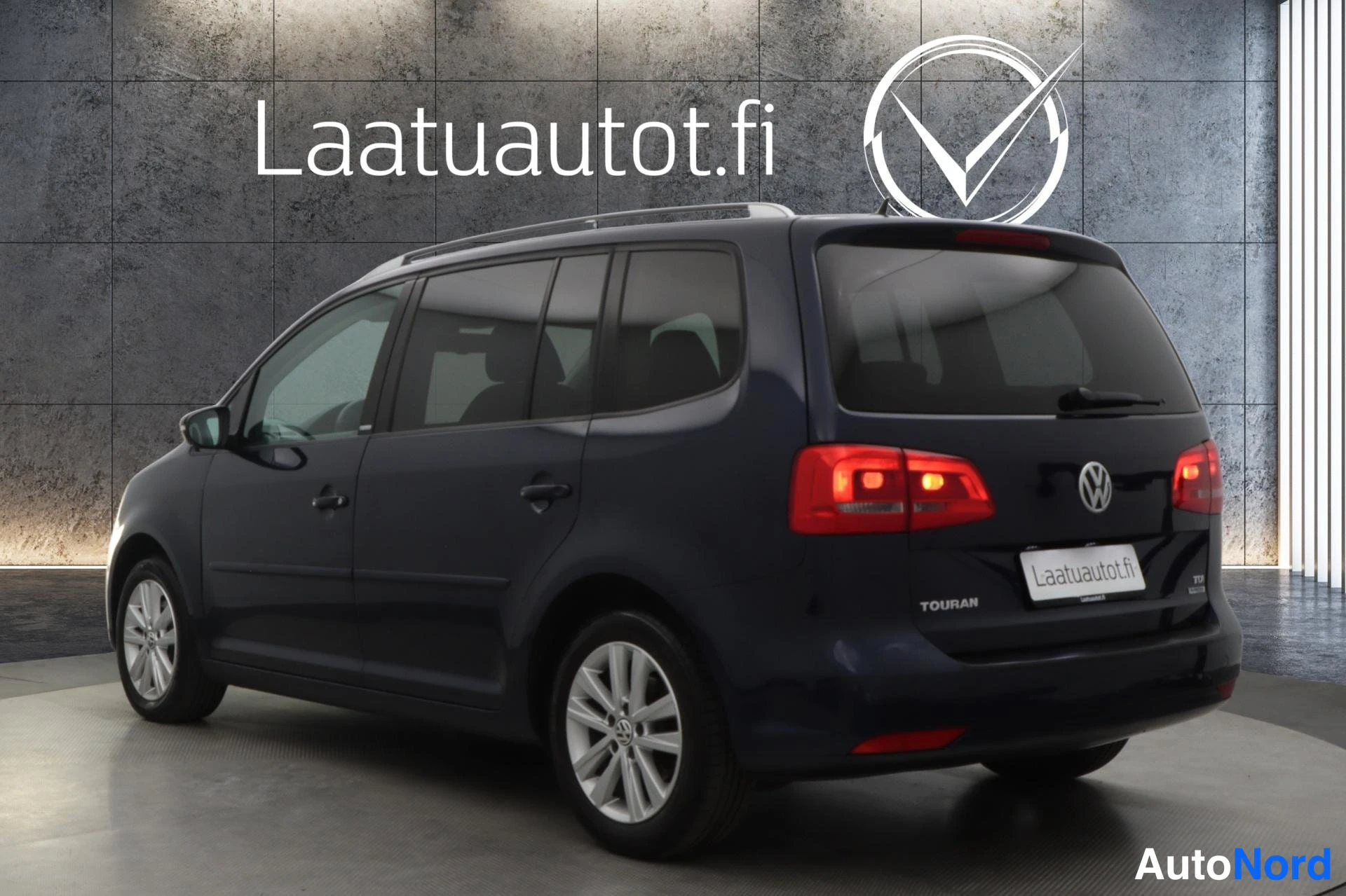 Sininen Volkswagen Touran 2012, takaviisto, kuva 7