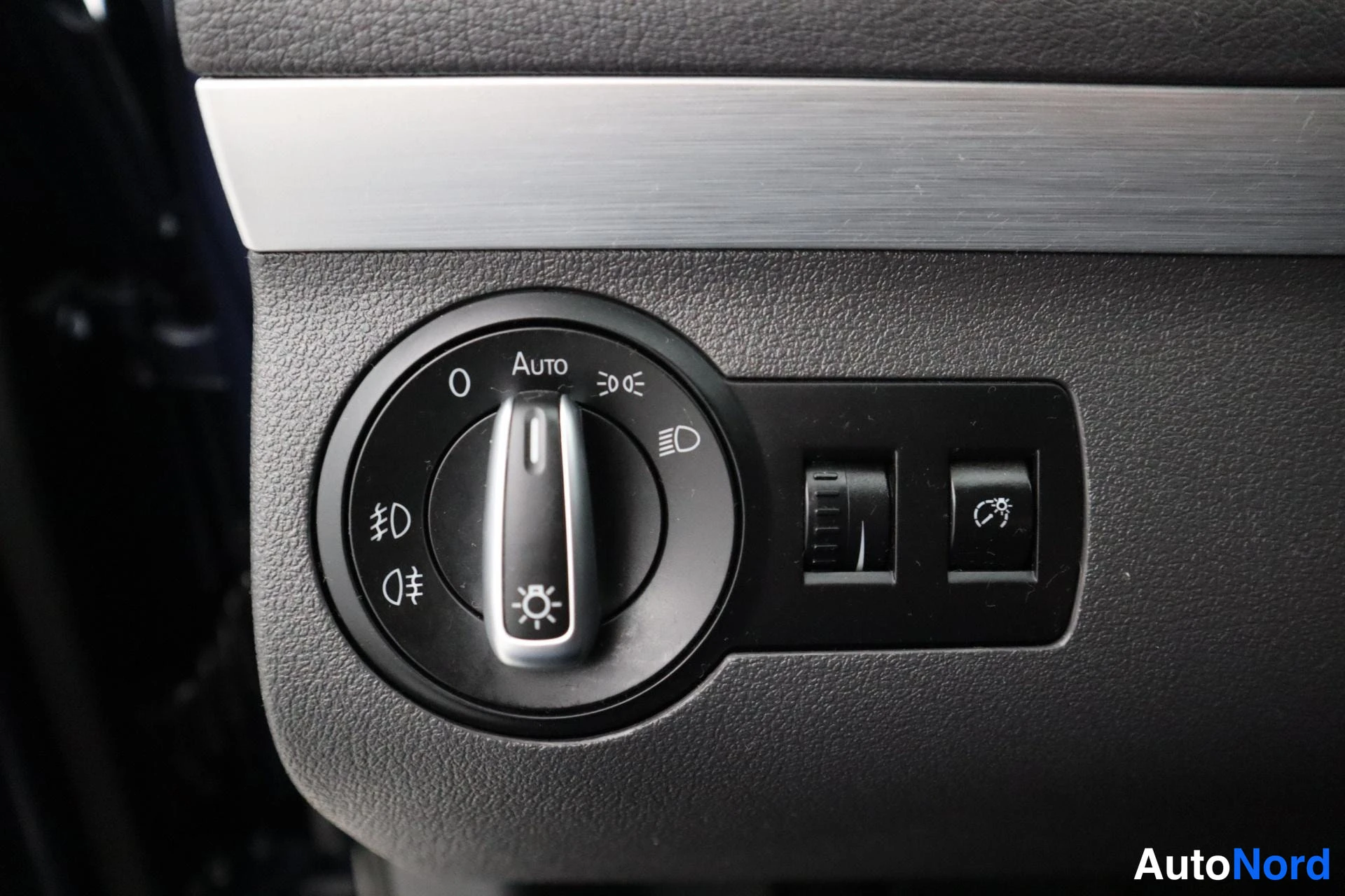 Sininen Volkswagen Touran 2012, kuva 25