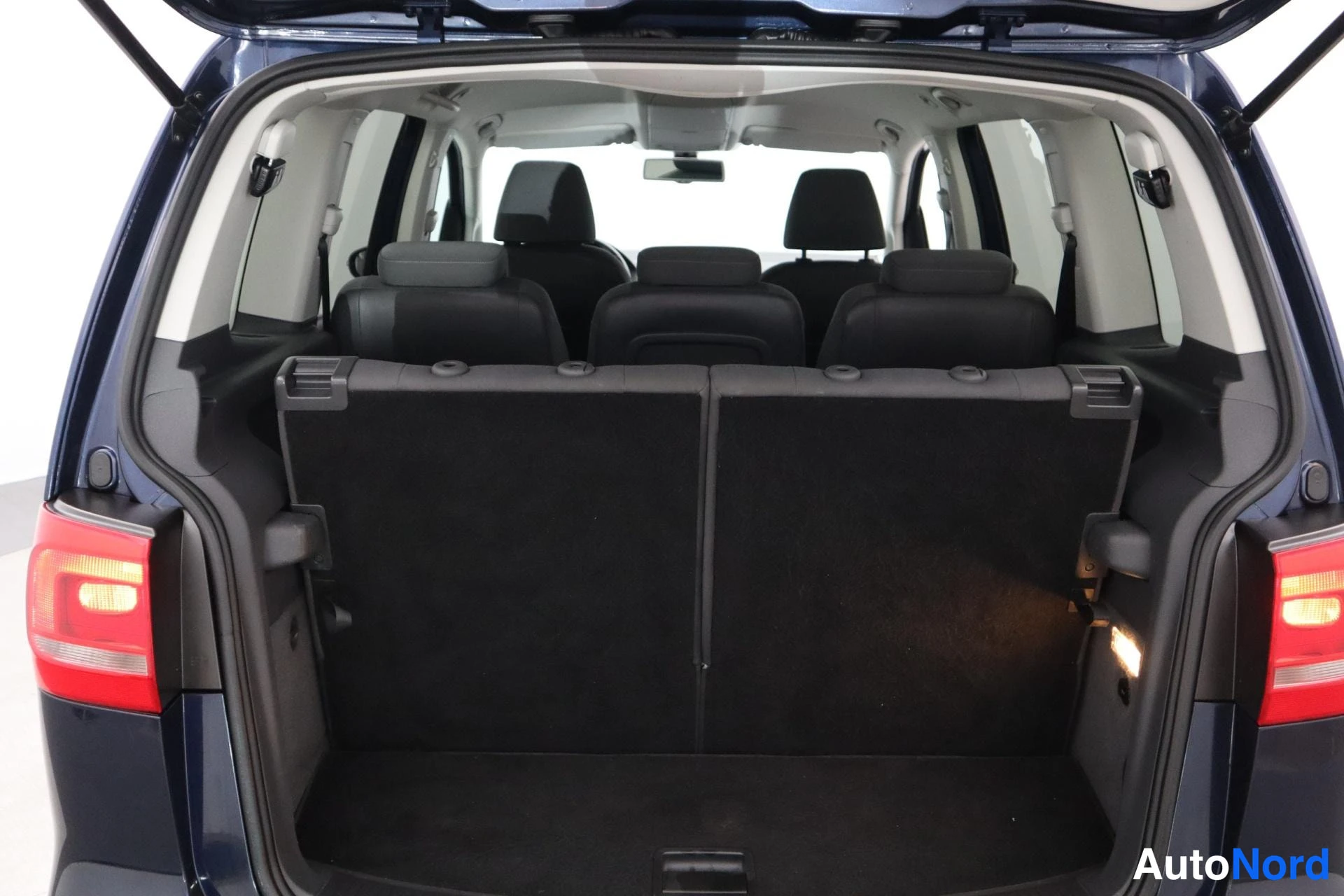Sininen Volkswagen Touran 2012, takaa, kuva 9