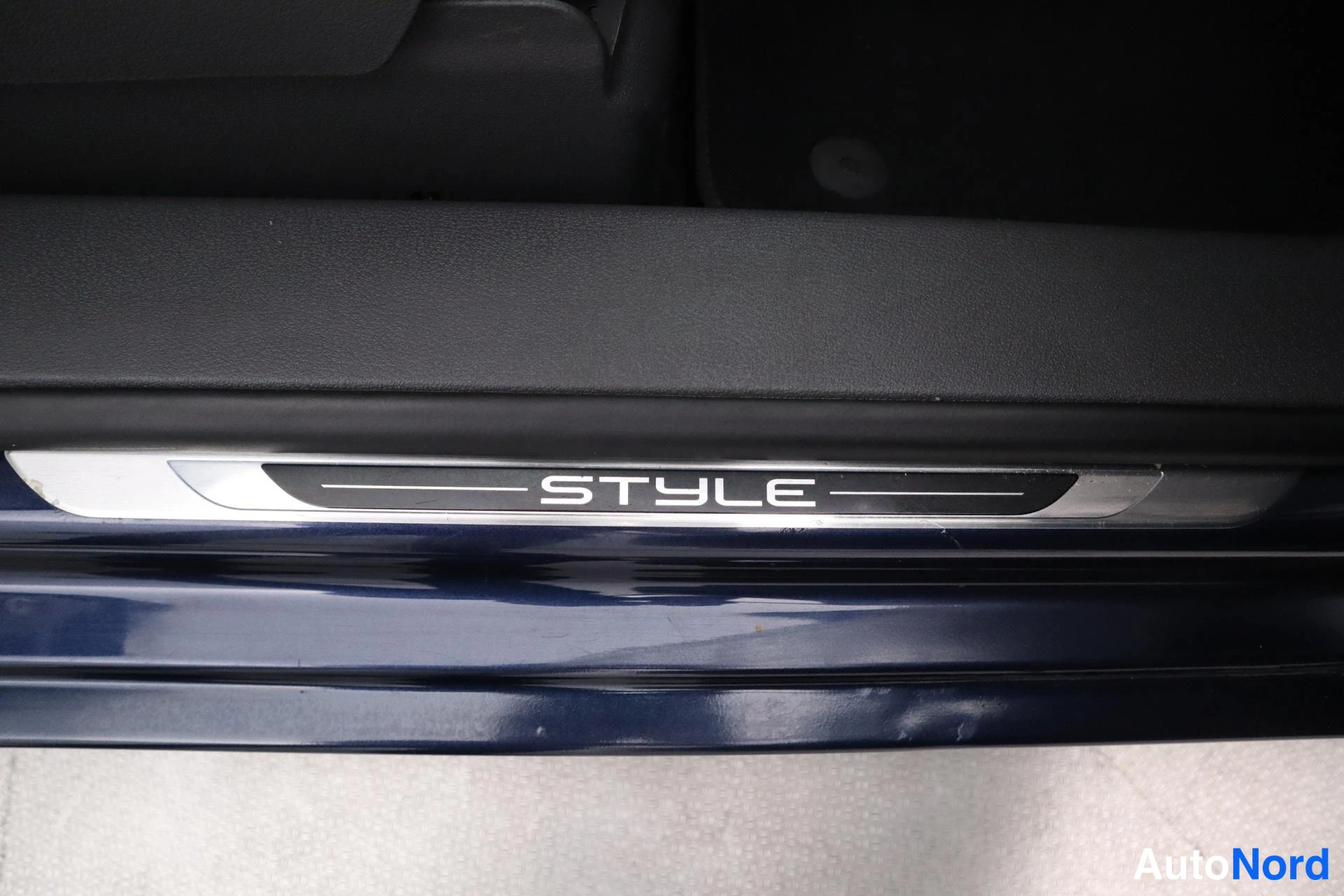 Sininen Volkswagen Touran 2012, kuva 27