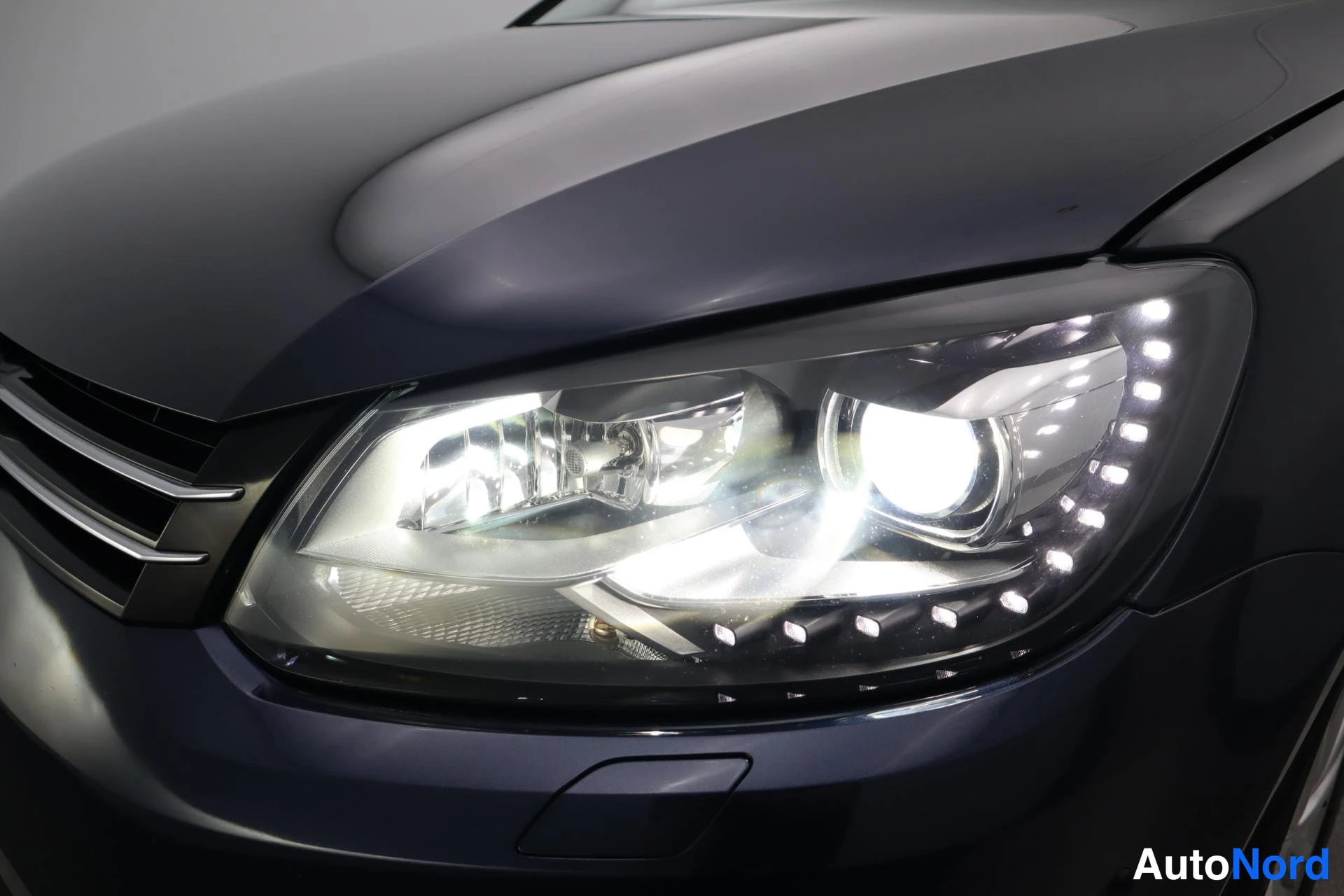 Sininen Volkswagen Touran 2012, edestä, kuva 4