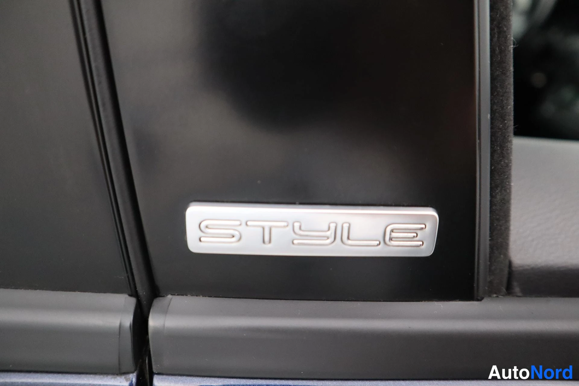 Sininen Volkswagen Touran 2012, kuva 28