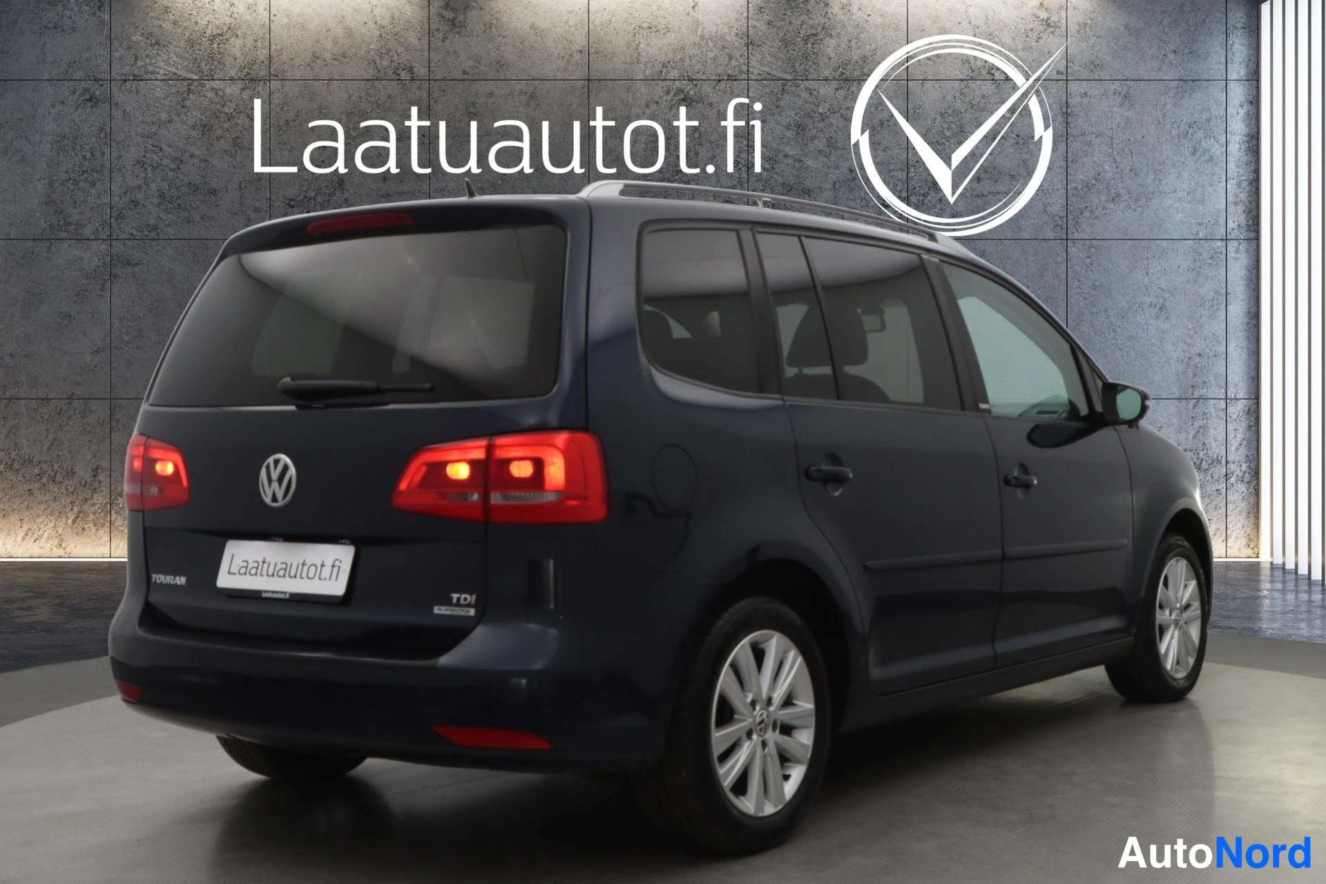 Sininen Volkswagen Touran 2012, takaviisto, kuva 8