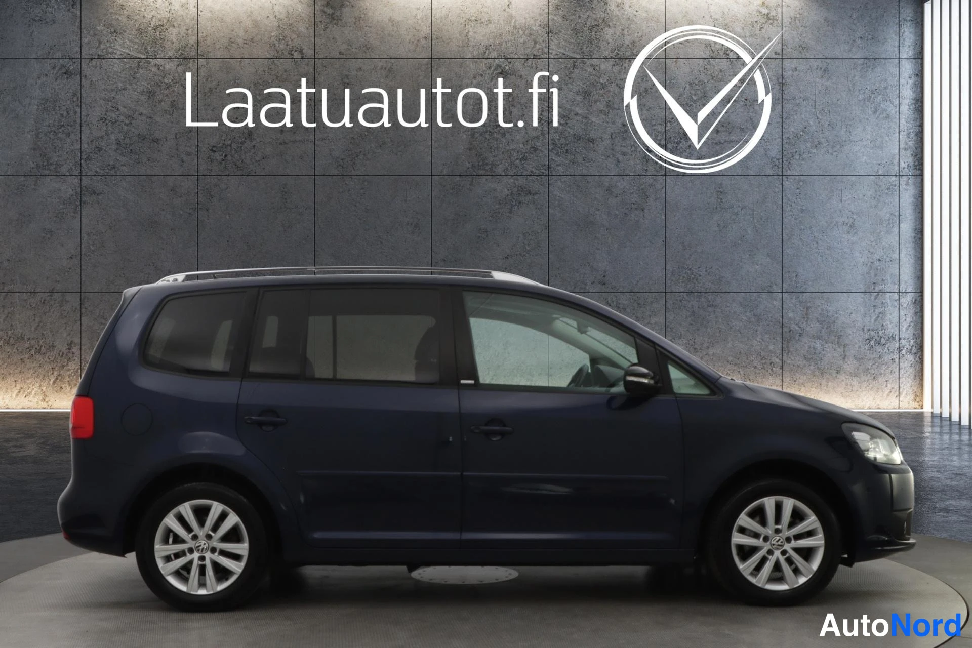 Sininen Volkswagen Touran 2012, sivulta, kuva 5