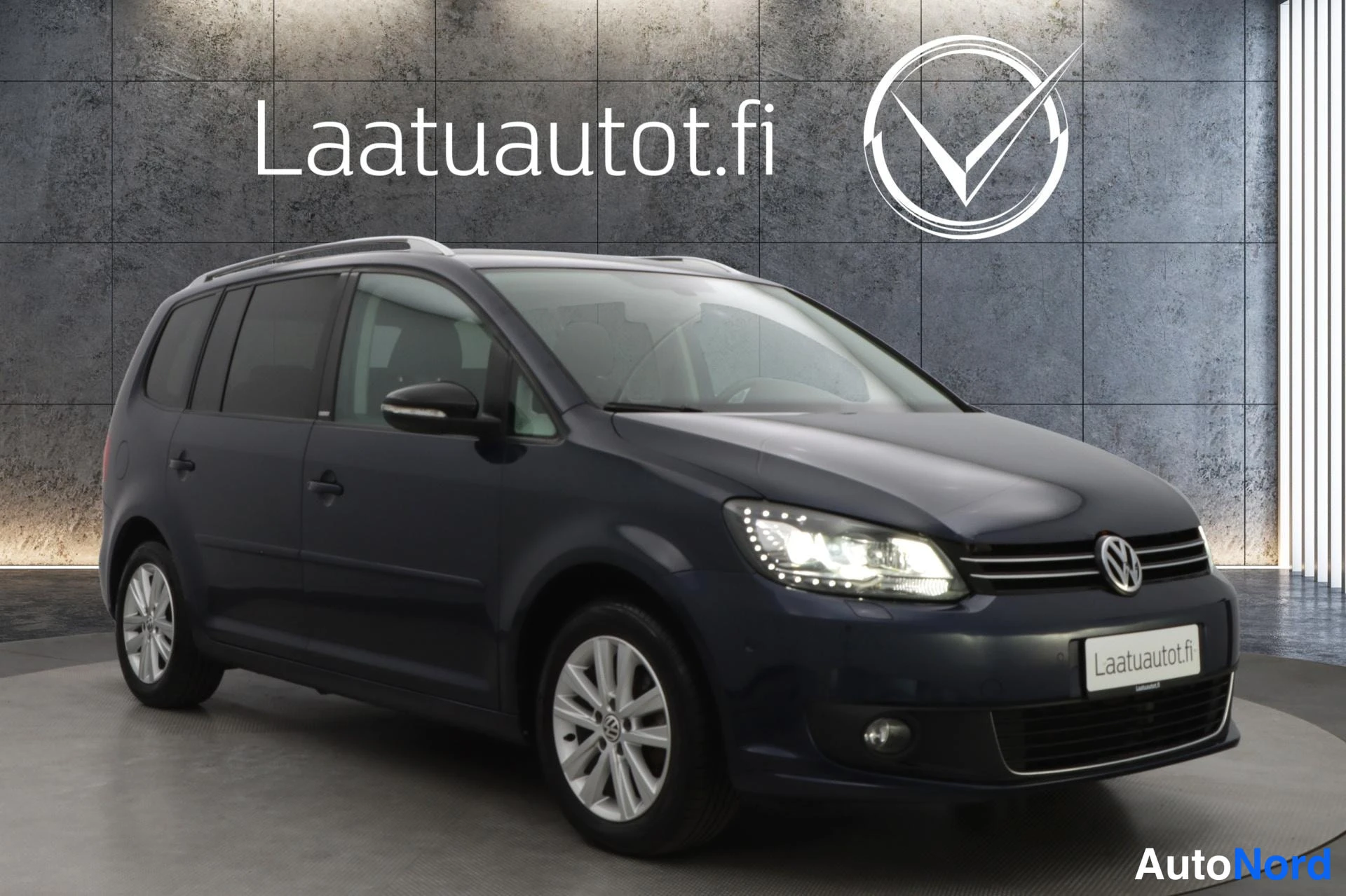 Sininen Volkswagen Touran 2012, etuviisto, keula oikealle, kuva 3