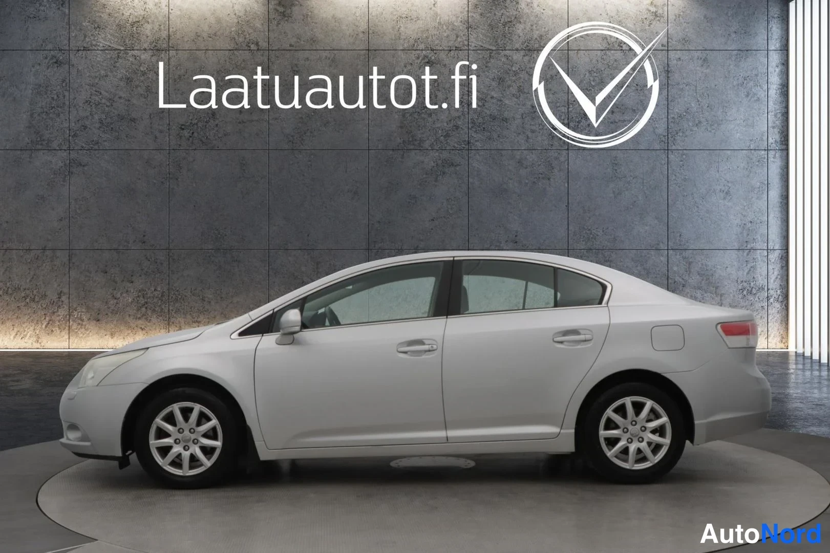 Hopea Toyota Avensis 2009, sivulta, kuva 3