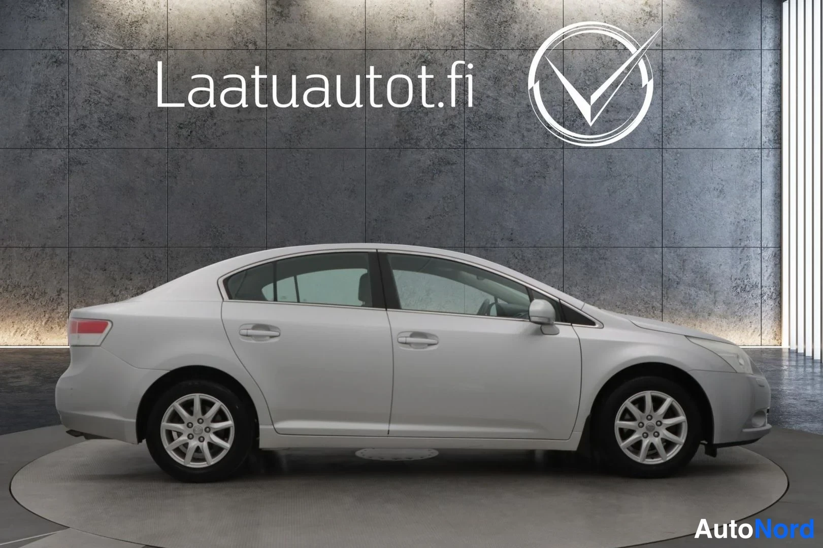 Hopea Toyota Avensis 2009, sivulta, kuva 4