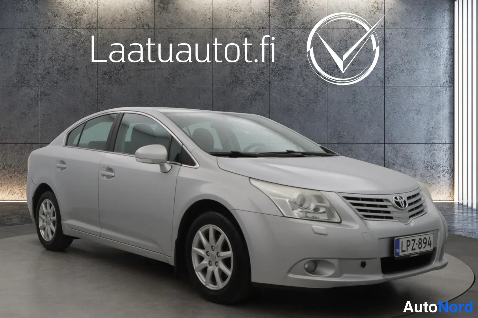 Hopea Toyota Avensis 2009, etuviisto, keula oikealle, kuva 2