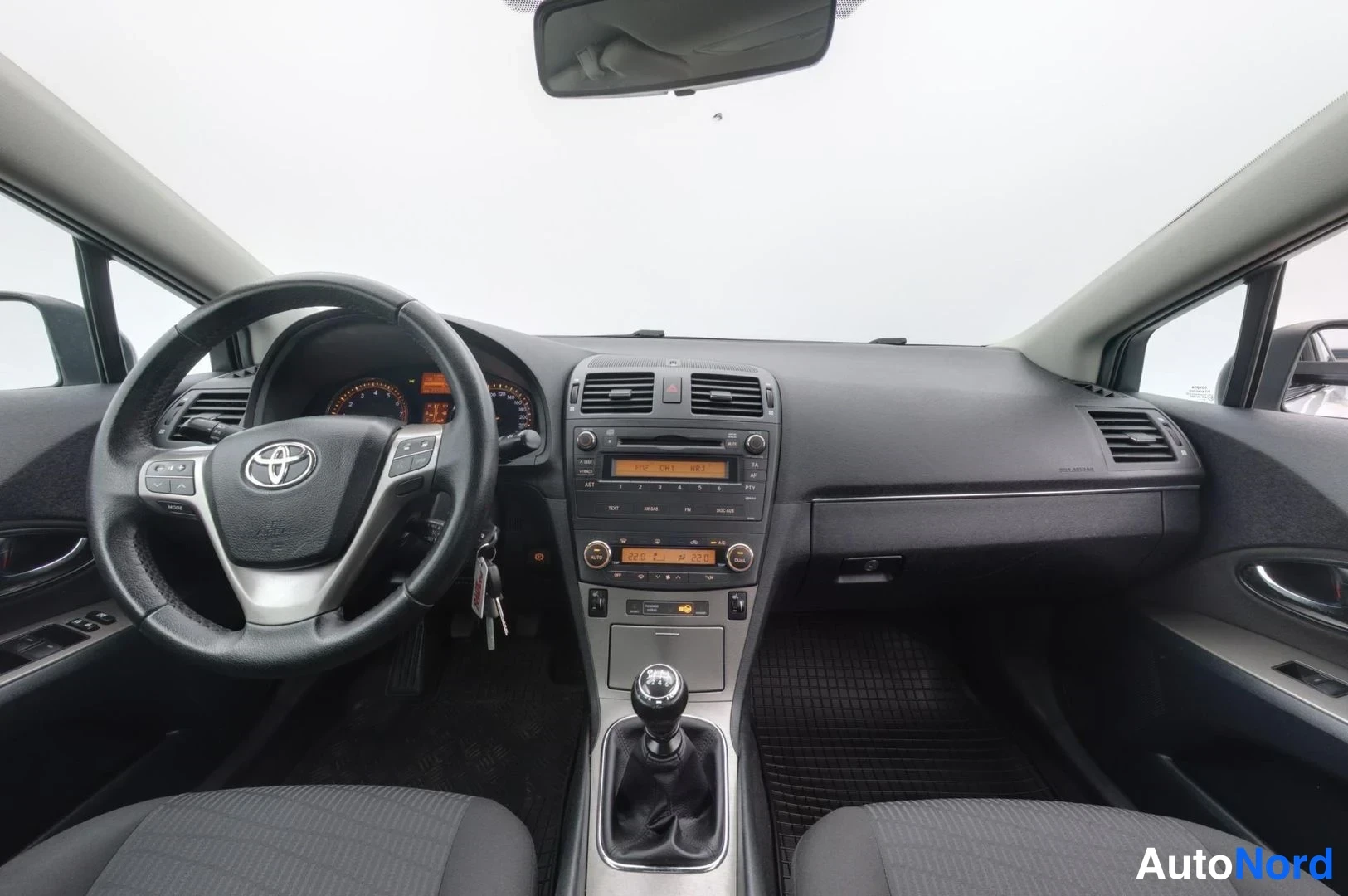 Hopea Toyota Avensis 2009, ohjaamo, kuva 7