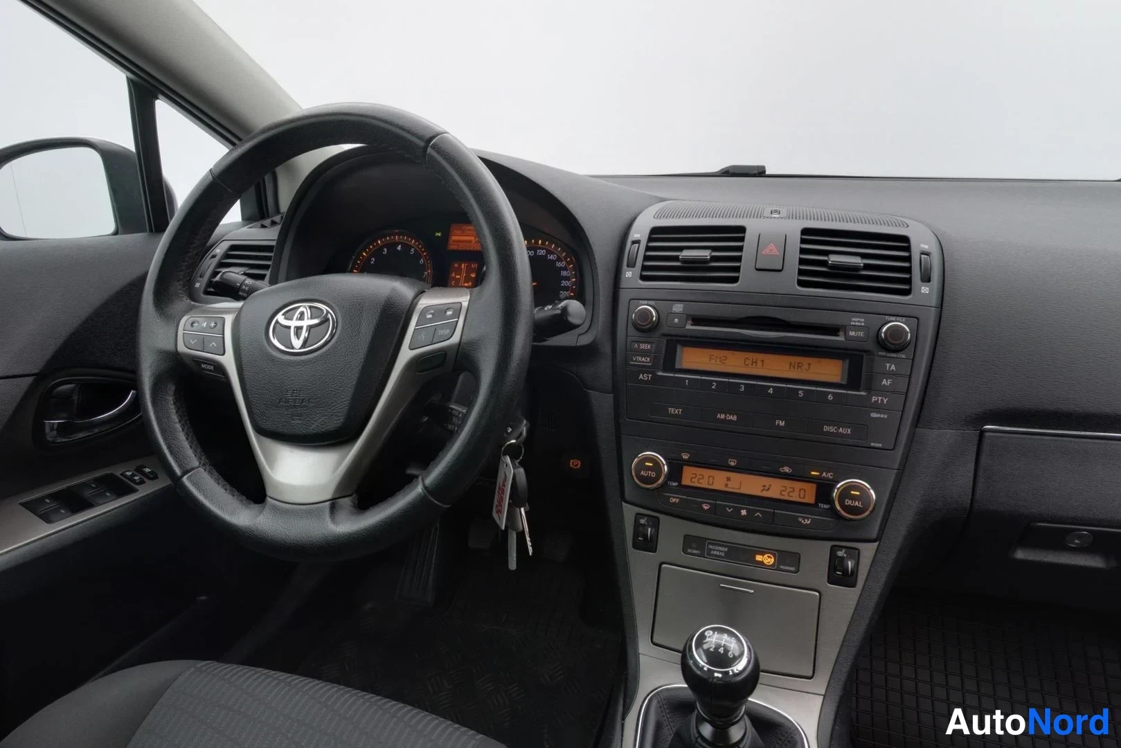 Hopea Toyota Avensis 2009, ohjaamo, kuva 8