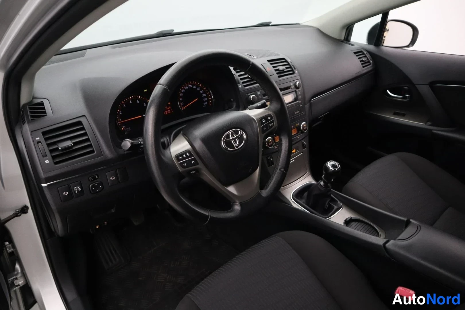 Hopea Toyota Avensis 2009, ohjaamo, kuva 9