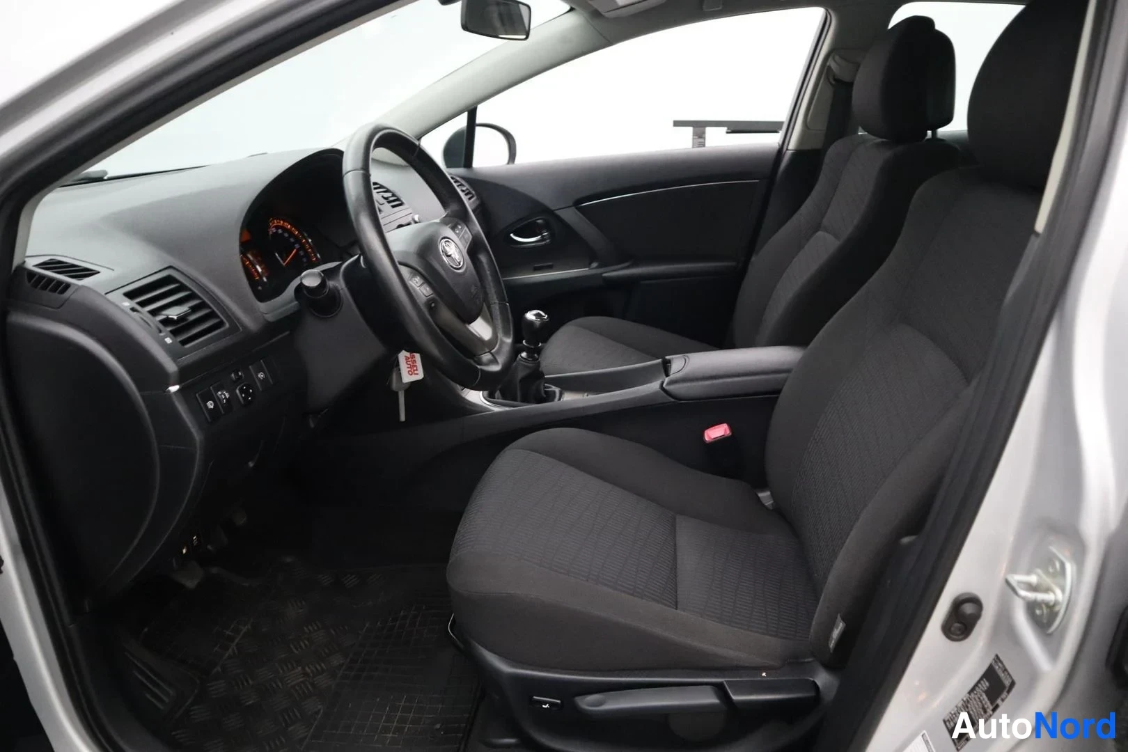 Hopea Toyota Avensis 2009, etuistuimet, kuva 11