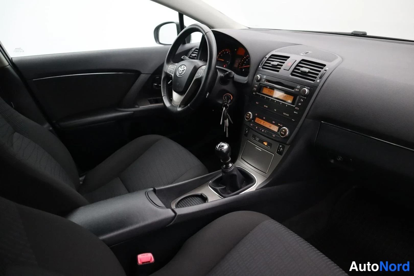 Hopea Toyota Avensis 2009, ohjaamo, kuva 10