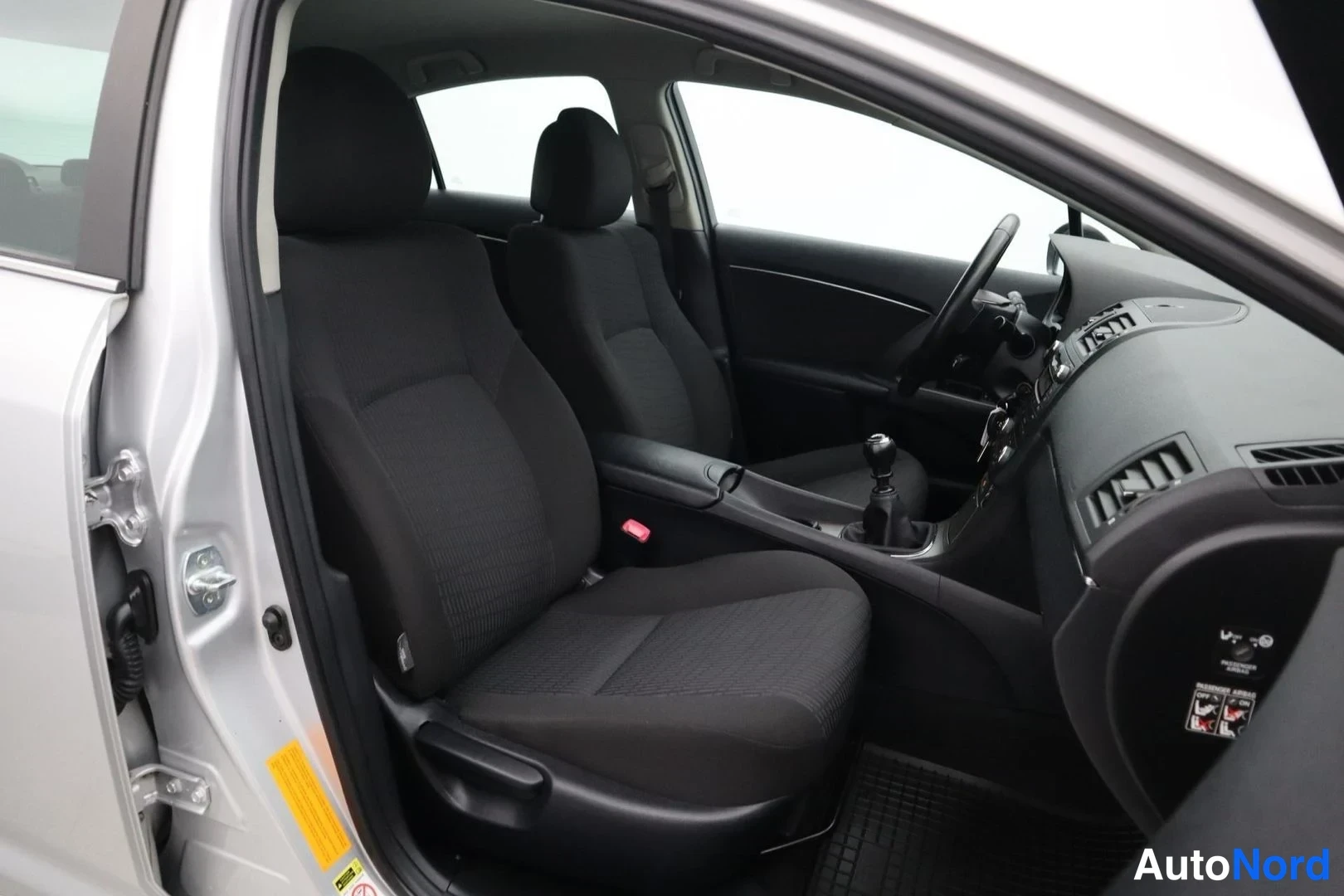 Hopea Toyota Avensis 2009, etuistuimet, kuva 12