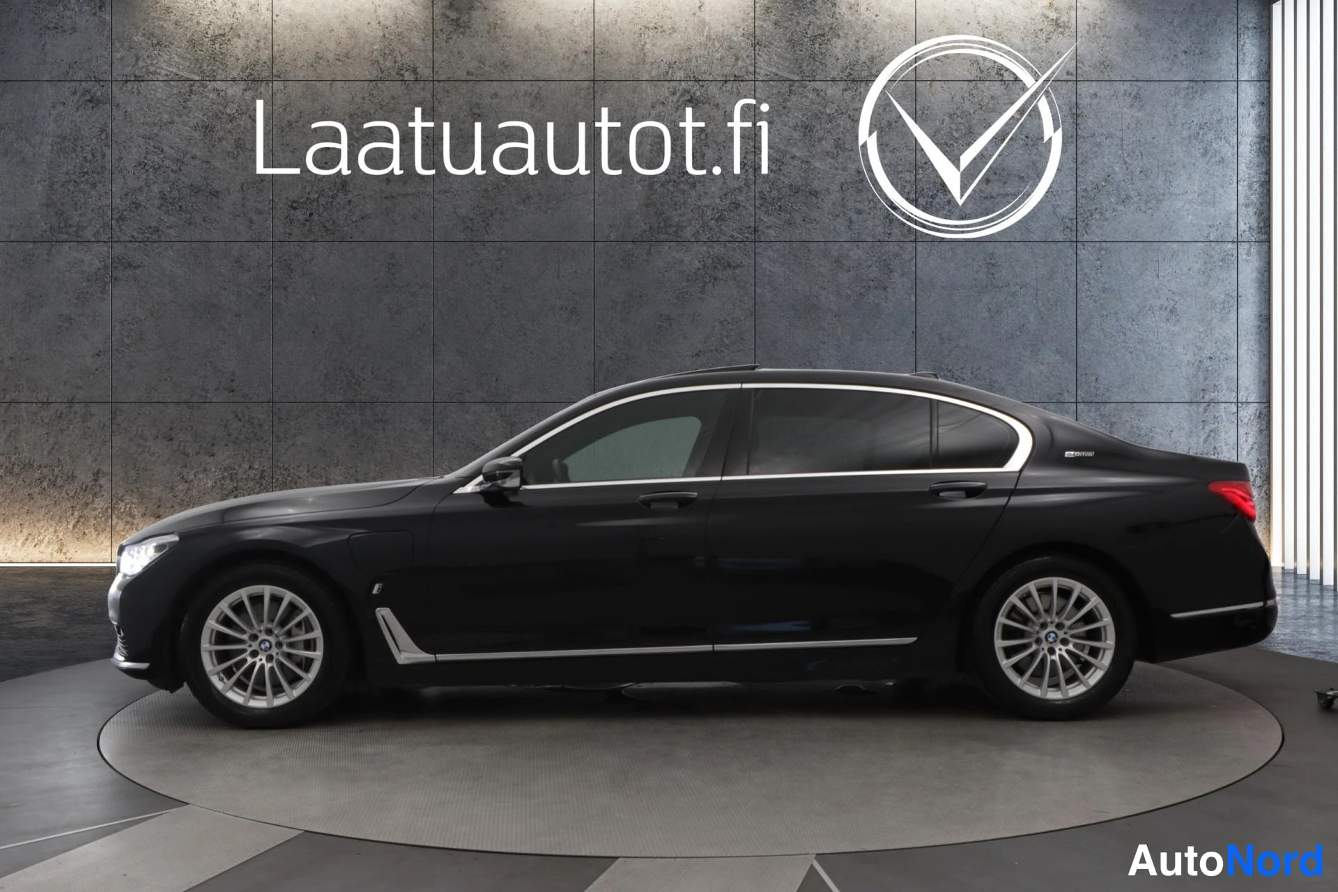 Musta BMW 740 2019, sivulta, kuva 3