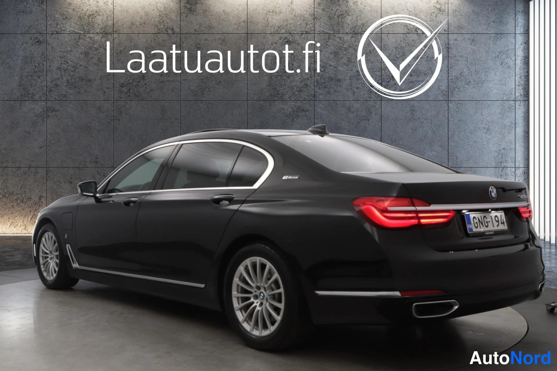 Musta BMW 740 2019, takaviisto, kuva 5