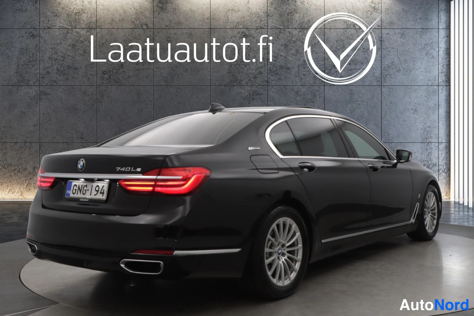 Musta BMW 740 2019, takaviisto, kuva 6