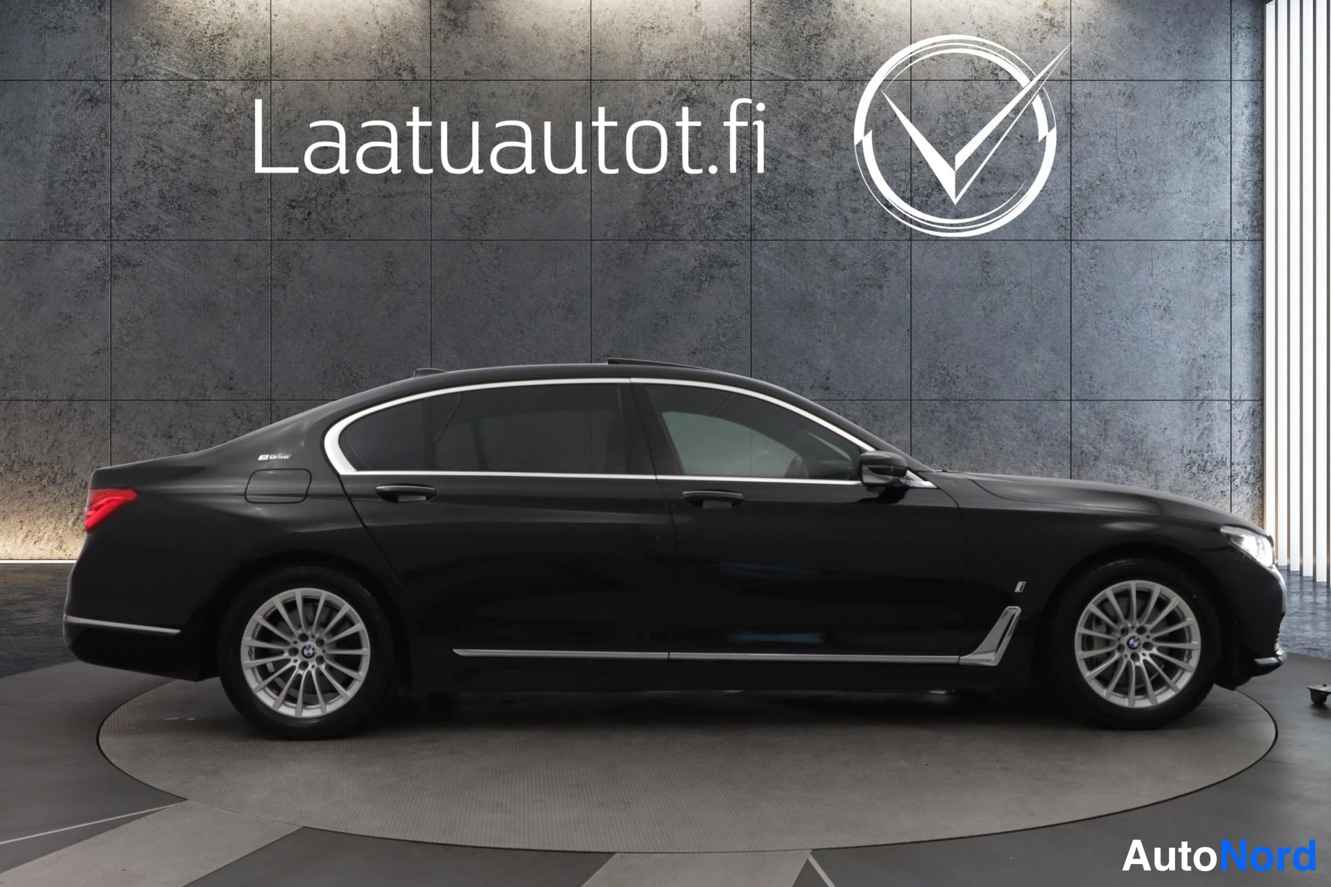 Musta BMW 740 2019, sivulta, kuva 4