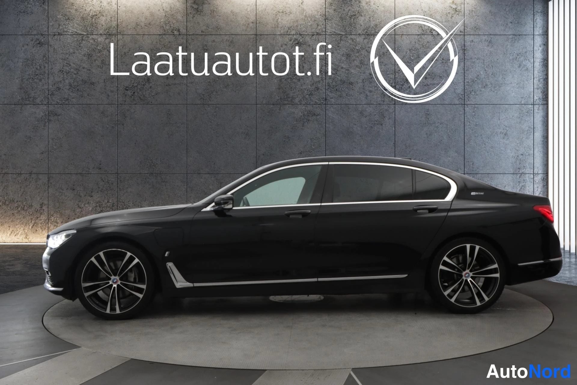 Musta BMW 740 2019, sivulta, kuva 3