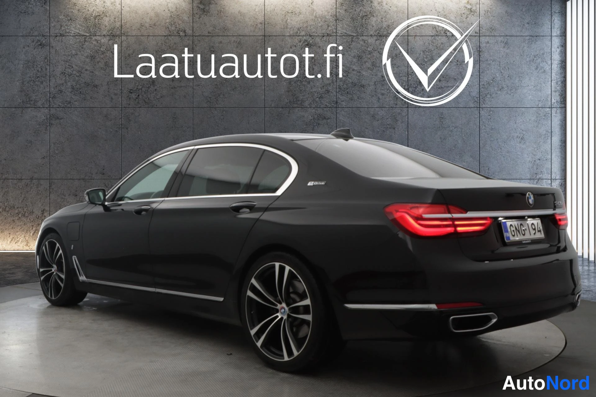 Musta BMW 740 2019, takaviisto, kuva 5