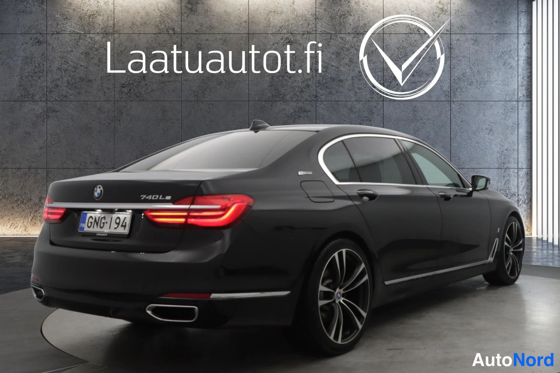 Musta BMW 740 2019, takaviisto, kuva 6