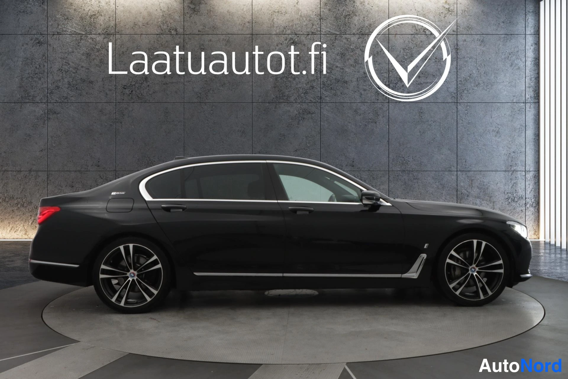 Musta BMW 740 2019, sivulta, kuva 4