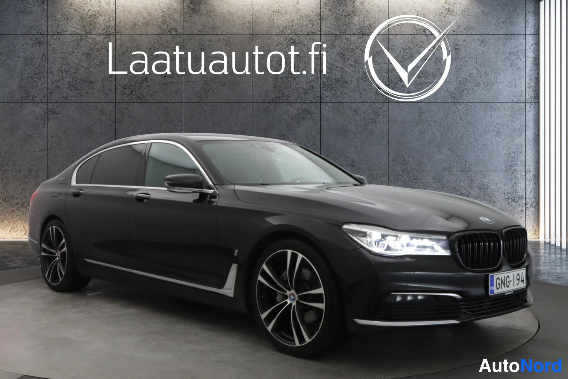 Musta BMW 740 2019, etuviisto, keula oikealle, kuva 2
